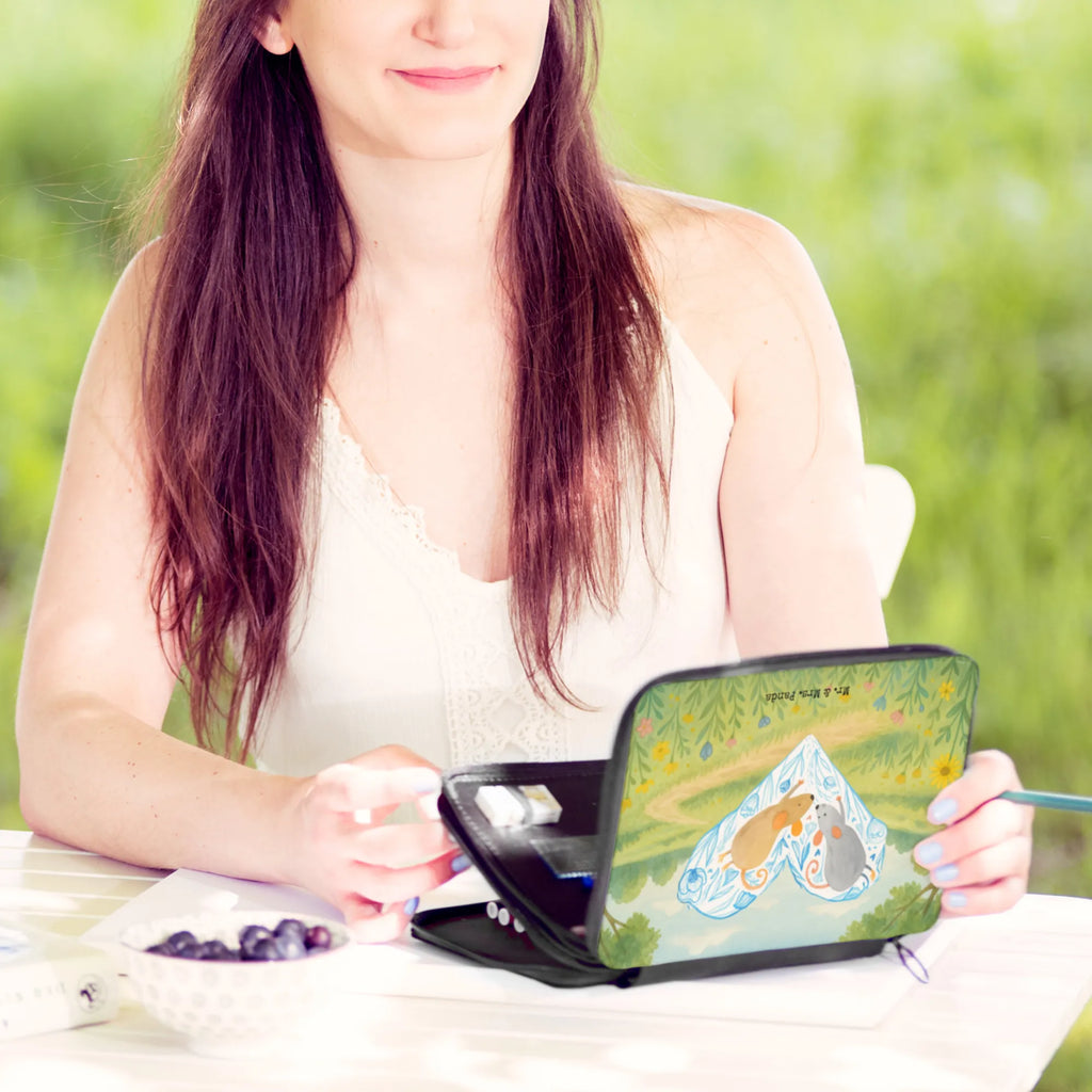 Leather folder Mice heart Design Schülerin, Büro Stifte Etui, Kinder Federmappe, Einschulung, Kind, Motiv, Stifte Etui, Schüler, Federmäppchen bedruckt, Geschenk, Stiftetasche, Grundschule, Federmappe, Federmäppchen, Stifterolle, Bestückte Federmappe, Federmappe Einschulung, Schule, Liebe, Partner, Freund, Freundin, Ehemann, Ehefrau, Heiraten, Verlobung, Heiratsantrag, Liebesgeschenk, Jahrestag, Hocheitstag, Maus, Liebesbotschaft, Liebesbeweis, Geschenk für zwei, Lieblingsmensch, Hochzeit, Gemeinsamkeit, Love, Mäuse