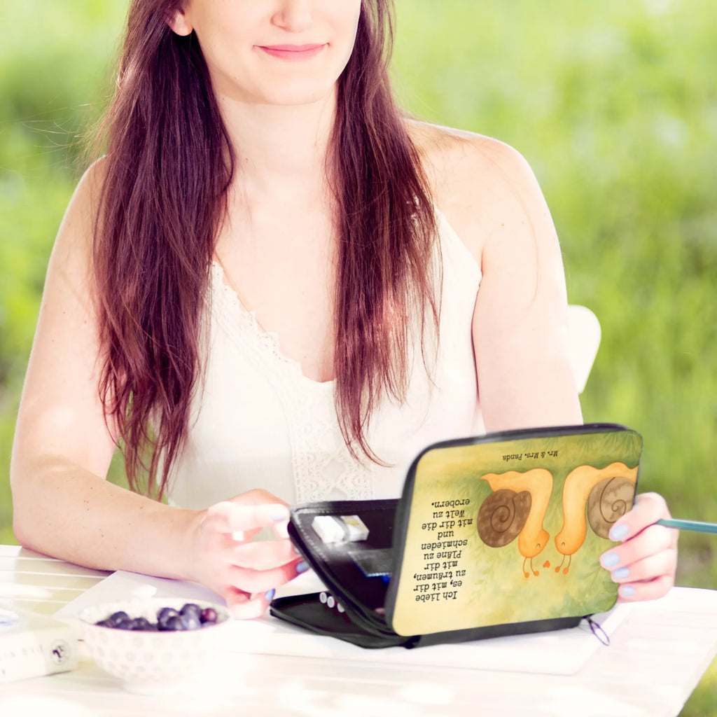 Leather folder Snails in love Design Federmappe, Stiftetasche, Stifte Etui, Schule, Einschulung, Geschenk, Kind, Schüler, Schülerin, Stifterolle, Federmäppchen, Motiv, Grundschule, Federmäppchen bedruckt, Büro Stifte Etui, Bestückte Federmappe, Kinder Federmappe, Federmappe Einschulung, Liebe, Partner, Freund, Freundin, Ehemann, Ehefrau, Heiraten, Verlobung, Heiratsantrag, Liebesgeschenk, Jahrestag, Hocheitstag