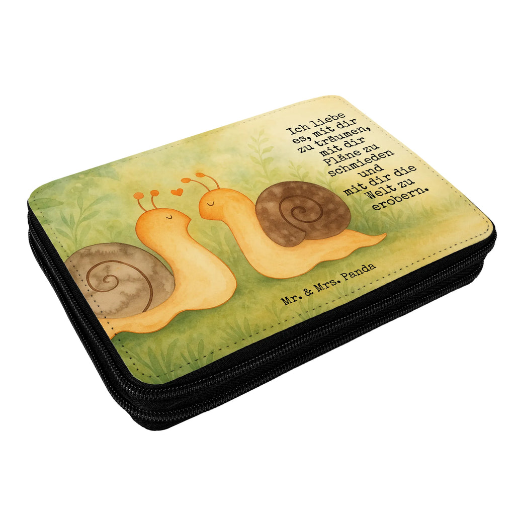 Leather folder Snails in love Design Federmappe, Stiftetasche, Stifte Etui, Schule, Einschulung, Geschenk, Kind, Schüler, Schülerin, Stifterolle, Federmäppchen, Motiv, Grundschule, Federmäppchen bedruckt, Büro Stifte Etui, Bestückte Federmappe, Kinder Federmappe, Federmappe Einschulung, Liebe, Partner, Freund, Freundin, Ehemann, Ehefrau, Heiraten, Verlobung, Heiratsantrag, Liebesgeschenk, Jahrestag, Hocheitstag