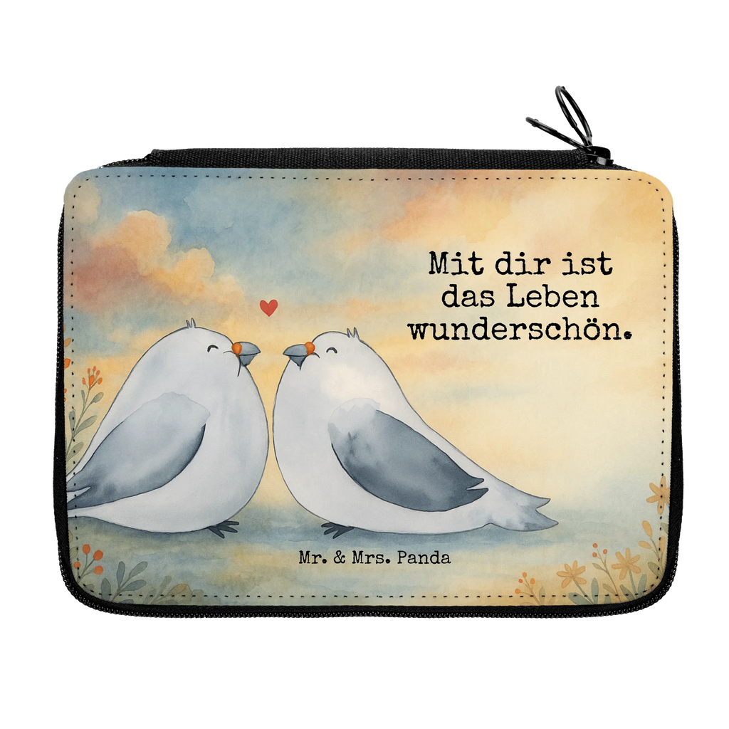 Leather folder Turtledoves in love Design Federmappe, Stiftetasche, Stifte Etui, Schule, Einschulung, Geschenk, Kind, Schüler, Schülerin, Stifterolle, Federmäppchen, Motiv, Grundschule, Federmäppchen bedruckt, Büro Stifte Etui, Bestückte Federmappe, Kinder Federmappe, Federmappe Einschulung, Liebe, Partner, Freund, Freundin, Ehemann, Ehefrau, Heiraten, Verlobung, Heiratsantrag, Liebesgeschenk, Jahrestag, Hocheitstag, Turteltauben, Turteltäubchen, Tauben, Verliebt, Verlobt, Verheiratet, Geschenk Freundin, Geschenk Freund, Liebesbeweis, Hochzeitstag, Geschenk Hochzeit