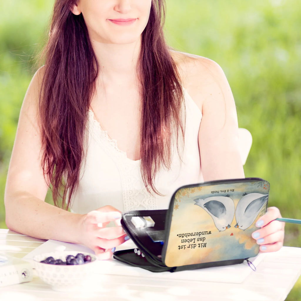 Leather folder Turtledoves in love Design Federmappe, Stiftetasche, Stifte Etui, Schule, Einschulung, Geschenk, Kind, Schüler, Schülerin, Stifterolle, Federmäppchen, Motiv, Grundschule, Federmäppchen bedruckt, Büro Stifte Etui, Bestückte Federmappe, Kinder Federmappe, Federmappe Einschulung, Liebe, Partner, Freund, Freundin, Ehemann, Ehefrau, Heiraten, Verlobung, Heiratsantrag, Liebesgeschenk, Jahrestag, Hocheitstag, Turteltauben, Turteltäubchen, Tauben, Verliebt, Verlobt, Verheiratet, Geschenk Freundin, Geschenk Freund, Liebesbeweis, Hochzeitstag, Geschenk Hochzeit