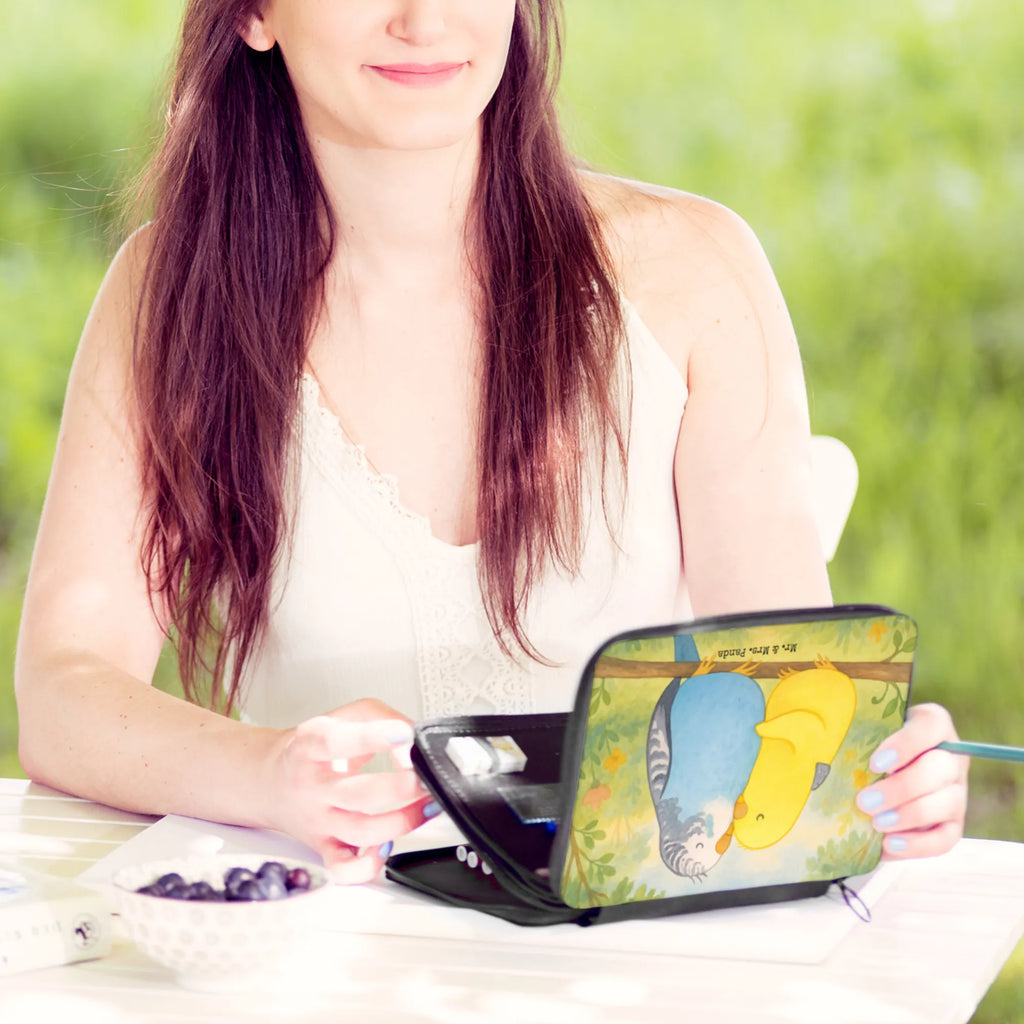 Leather folder Parakeets in love Design Bestückte Federmappe, Federmappe Einschulung, Stifte Etui, Grundschule, Kinder Federmappe, Schule, Büro Stifte Etui, Motiv, Federmäppchen, Federmäppchen bedruckt, Stiftetasche, Schüler, Federmappe, Geschenk, Einschulung, Schülerin, Stifterolle, Kind, Liebe, Partner, Freund, Freundin, Ehemann, Ehefrau, Heiraten, Verlobung, Heiratsantrag, Liebesgeschenk, Jahrestag, Hocheitstag, Vögel, Nähe, Kuscheln, Vertrauen, Wellensittich