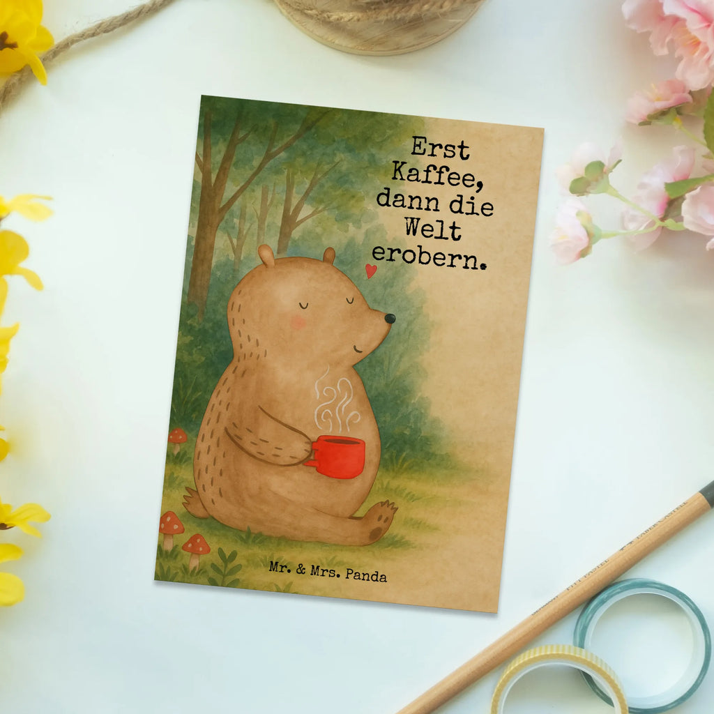 Postkarte Bär Kaffee Design Postkarte, Karte, Geschenkkarte, Grußkarte, Einladung, Ansichtskarte, Geburtstagskarte, Einladungskarte, Dankeskarte, Ansichtskarten, Einladung Geburtstag, Einladungskarten Geburtstag, Bär, Teddy, Teddybär, Kaffee, Coffee, Bären, guten Morgen, Morgenroutine, Welt erobern, Welt retten, Motivation