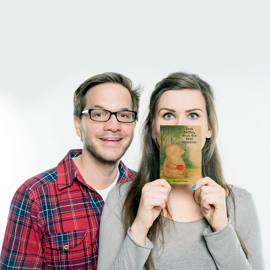 Postkarte Bär Kaffee Design Postkarte, Karte, Geschenkkarte, Grußkarte, Einladung, Ansichtskarte, Geburtstagskarte, Einladungskarte, Dankeskarte, Ansichtskarten, Einladung Geburtstag, Einladungskarten Geburtstag, Bär, Teddy, Teddybär, Kaffee, Coffee, Bären, guten Morgen, Morgenroutine, Welt erobern, Welt retten, Motivation