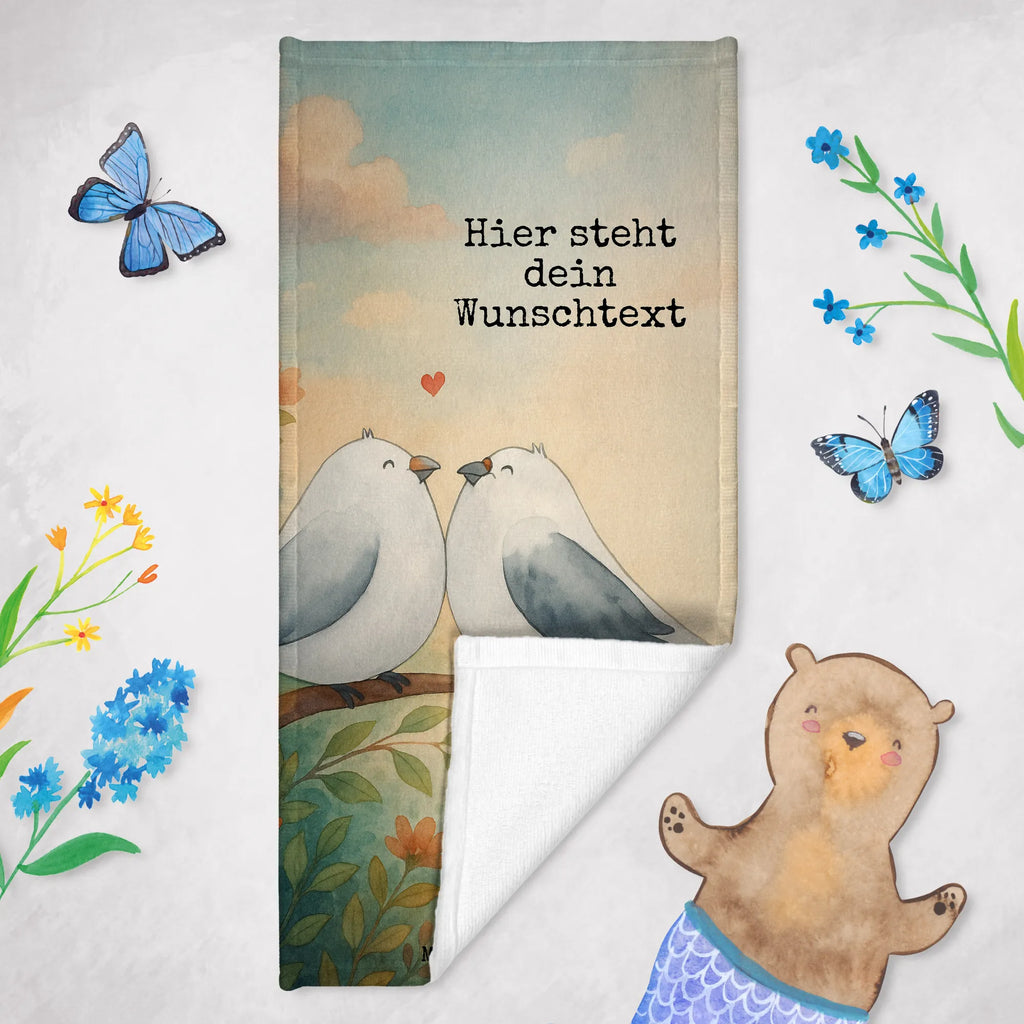 Personalisiertes Badehandtuch Turteltauben Liebe Design Kinder Handtuch mit Namen, Duschtuch mit Namen, Badetuch mit Namen, Saunatuch mit Namen, Strandtuch mit Namen, Personalisiertes Badetuch, Personalisiertes Handtuch, Liebe, Partner, Freund, Freundin, Ehemann, Ehefrau, Heiraten, Verlobung, Heiratsantrag, Liebesgeschenk, Jahrestag, Hocheitstag, Geschenk Freund, Turteltäubchen, Hochzeitstag, Turteltauben, Liebesbeweis, Geschenk Freundin, Tauben, Verliebt, Verlobt, Verheiratet, Geschenk Hochzeit