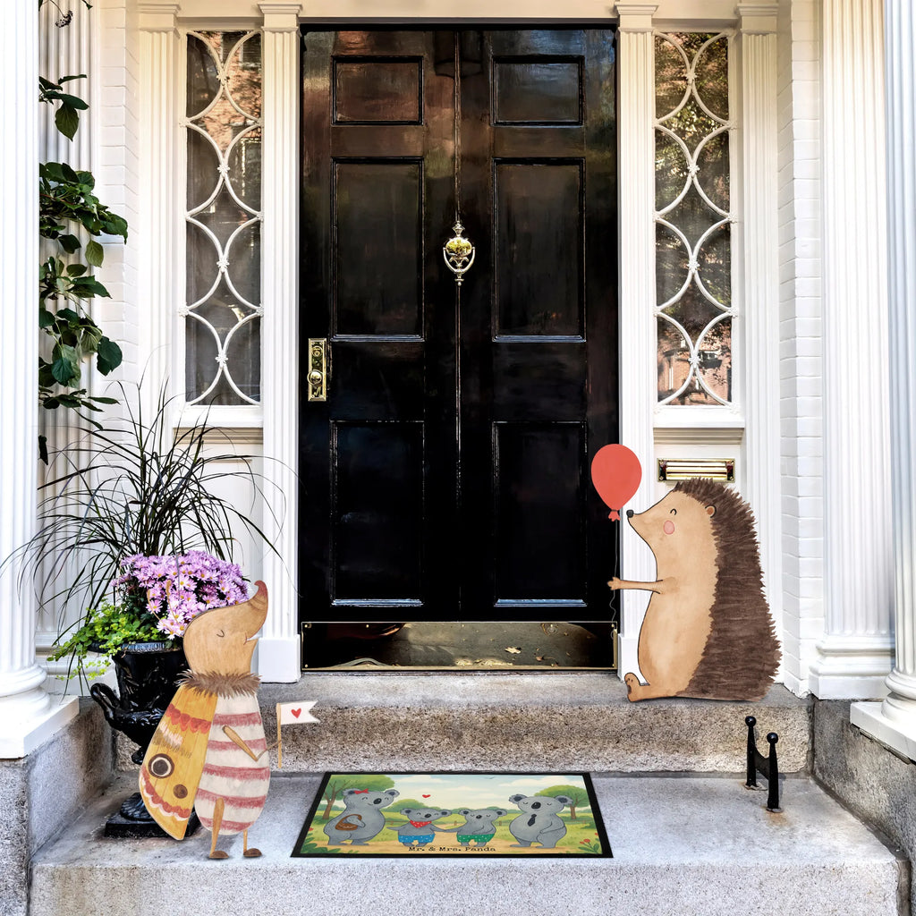 Fußmatte Koala Familie zwei Design Fußabstreifer außen, Fußmatte innen, Schmutzfangmatte, Eingangsteppich, Schmutzmatte, Vorleger, Fußmatte waschbar, Fussmatten online, Fußmatte außen, Fußabstreifer, Fussmatten, Sauberlaufmatte, Türvorleger, Motivfußmatte, Fußmatte außen wetterfest, Fußmatte outdoor, Schmutzfangmatte waschbar, Gummi Matte, Matte, Schmutzfangteppich, Fußabtreter außen, Fußabtreter, Fußmatten, Türmatte, Haustürmatte, Gummimatte, Schmutzfänger, Familie, Vatertag, Muttertag, Bruder, Schwester, Mama, Papa, Oma, Opa, Familienzeit, Koalafamilie, Familienleben, Koalabär, Koala, Lieblingsfamilie, beste Familie