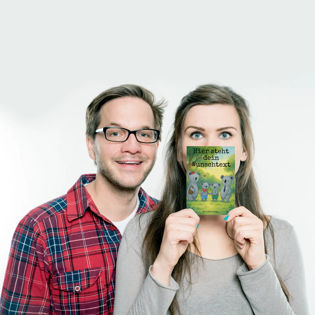 Personalised postcard Koala family with two kids Design Ansichtskarte mit Wunschtext, Grußkarte mit Wunschtext, Karte mit Wunschtext, Grußkarte mit Namen, Postkarte mit Wunschtext, Ansichtskarte mit Namen, Postkarte personalisierbar, Postkarte bedrucken, Geschenkkarte mit Wunschtext, Einladung mit Namen, Postkarte mit Namen, Einladung mit Wunschtext, Karte mit Namen, Geschenkkarte mit Namen, Familie, Vatertag, Muttertag, Bruder, Schwester, Mama, Papa, Oma, Opa, Koalabär, Familienzeit, Lieblingsfamilie, Familienleben, Koala, Koalafamilie, beste Familie