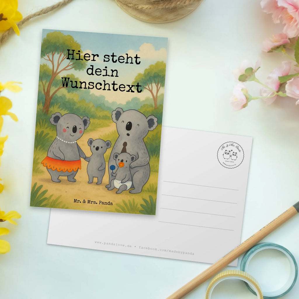 Personalisierte Postkarte Koala Familie Design Geschenkkarte mit Wunschtext, Einladung mit Namen, Ansichtskarte mit Wunschtext, Postkarte mit Namen, Geschenkkarte mit Namen, Postkarte bedrucken, Ansichtskarte mit Namen, Grußkarte mit Namen, Karte mit Namen, Karte mit Wunschtext, Postkarte personalisierbar, Postkarte mit Wunschtext, Grußkarte mit Wunschtext, Einladung mit Wunschtext, Familie, Vatertag, Muttertag, Bruder, Schwester, Mama, Papa, Oma, Opa, Koala, Family, Familienleben, Koalas, Kinder, Geschwister