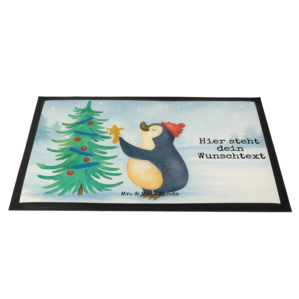 Personalisierte Fußmatte Pinguin Weihnachtsbaum Design Haustürmatte personalisiert, Fußmatte bedrucken, Wunschnamen, Türvorleger personalisiert, Namensfussmatte, Personalisierte Fußmatte, Fußmatte mit Namen, Personalisiert, Türvorleger mit Namen, Personalisieruung, Bedrucken, Winter, Weihnachten, Weihnachtsdeko, Nikolaus, Advent, Heiligabend, Wintermotiv, Pinguin