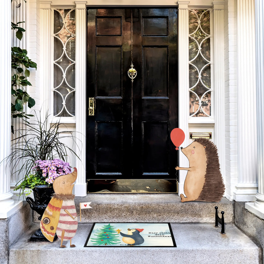 Personalisierte Fußmatte Pinguin Weihnachtsbaum Design Haustürmatte personalisiert, Fußmatte bedrucken, Wunschnamen, Türvorleger personalisiert, Namensfussmatte, Personalisierte Fußmatte, Fußmatte mit Namen, Personalisiert, Türvorleger mit Namen, Personalisieruung, Bedrucken, Winter, Weihnachten, Weihnachtsdeko, Nikolaus, Advent, Heiligabend, Wintermotiv, Pinguin