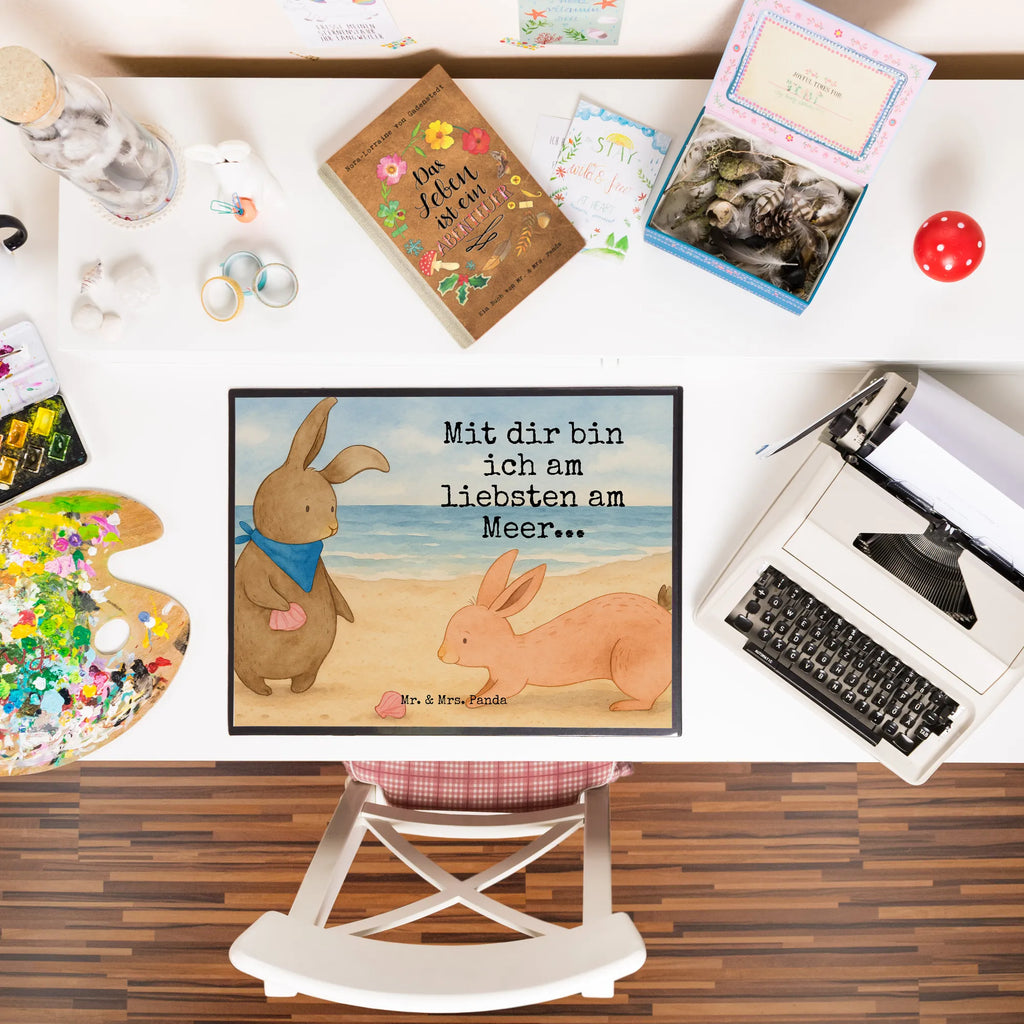 Schreibtischunterlage Hasen Muschel Design Schreibunterlage, Schreibtischauflage, Bürobedarf, Büroartikel, Schreibwaren, Schreibtisch Unterlagen, Schreibtischunterlage Groß, Familie, Vatertag, Muttertag, Bruder, Schwester, Mama, Papa, Oma, Opa, Hasen, beste Freundin, Freundin, Freundinnen, best friends, BFF, Muscheln sammeln, Muscheln, Meer