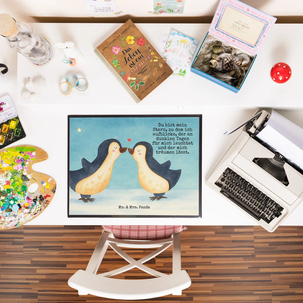 Podkładka na biurko Pingwin Miłość Design Schreibunterlage, Schreibtischauflage, Bürobedarf, Büroartikel, Schreibwaren, Schreibtisch Unterlagen, Schreibtischunterlage Groß, Liebe, Partner, Freund, Freundin, Ehemann, Ehefrau, Heiraten, Verlobung, Heiratsantrag, Liebesgeschenk, Jahrestag, Hocheitstag, Pinguin, Pinguine, Pinguin Paar, Pinguinpaar, Pinguin Liebe, Paar, Pärchen. Liebespaar, Liebesbeweis, Liebesspruch, Hochzeitstag, Geschenk Freund, Geschenk Freundin, Verlobte, Verlobter, Love, Geschenk Hochzeitstag, Geschenkidee, Hochzeit, Gastgeschenk