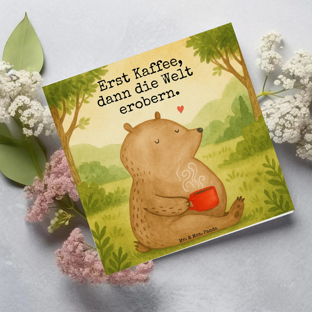 Deluxe Card bear Coffee Design Grußkarte, Hochzeitskarte, Karte, Glückwunschkarte, Hochwertige Klappkarte, Hochwertige Grußkarte, Geburtstagskarte, Einladungskarte, Klappkarte, Bär, Teddy, Teddybär, Coffee, guten Morgen, Welt erobern, Motivation, Welt retten, Morgenroutine, Bären, Kaffee