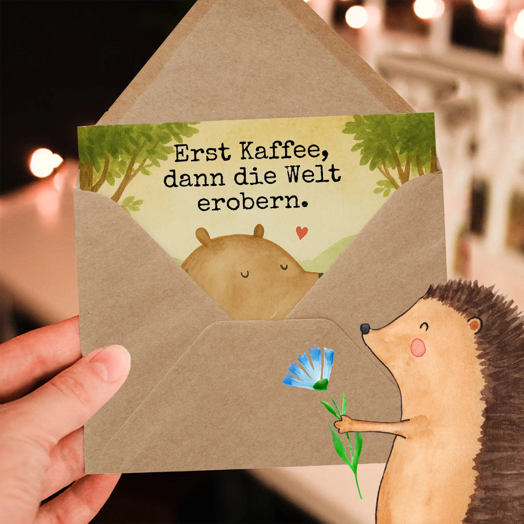 Deluxe Card bear Coffee Design Grußkarte, Hochzeitskarte, Karte, Glückwunschkarte, Hochwertige Klappkarte, Hochwertige Grußkarte, Geburtstagskarte, Einladungskarte, Klappkarte, Bär, Teddy, Teddybär, Coffee, guten Morgen, Welt erobern, Motivation, Welt retten, Morgenroutine, Bären, Kaffee