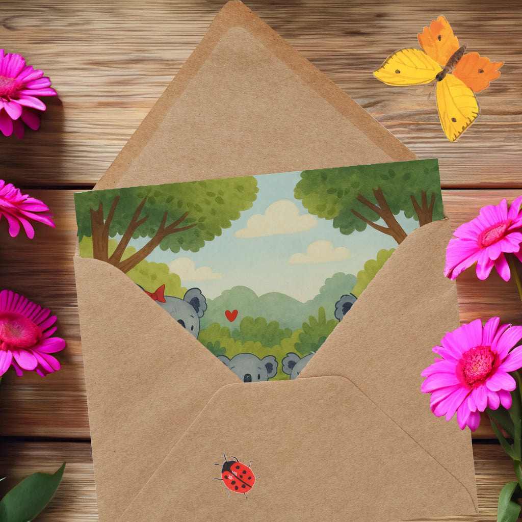 Deluxe Card Koala family with two kids Design Karte, Grußkarte, Klappkarte, Einladungskarte, Glückwunschkarte, Hochzeitskarte, Geburtstagskarte, Hochwertige Grußkarte, Hochwertige Klappkarte, Familie, Vatertag, Muttertag, Bruder, Schwester, Mama, Papa, Oma, Opa, Koala, Koalabär, beste Familie, Familienzeit, Familienleben, Koalafamilie, Lieblingsfamilie