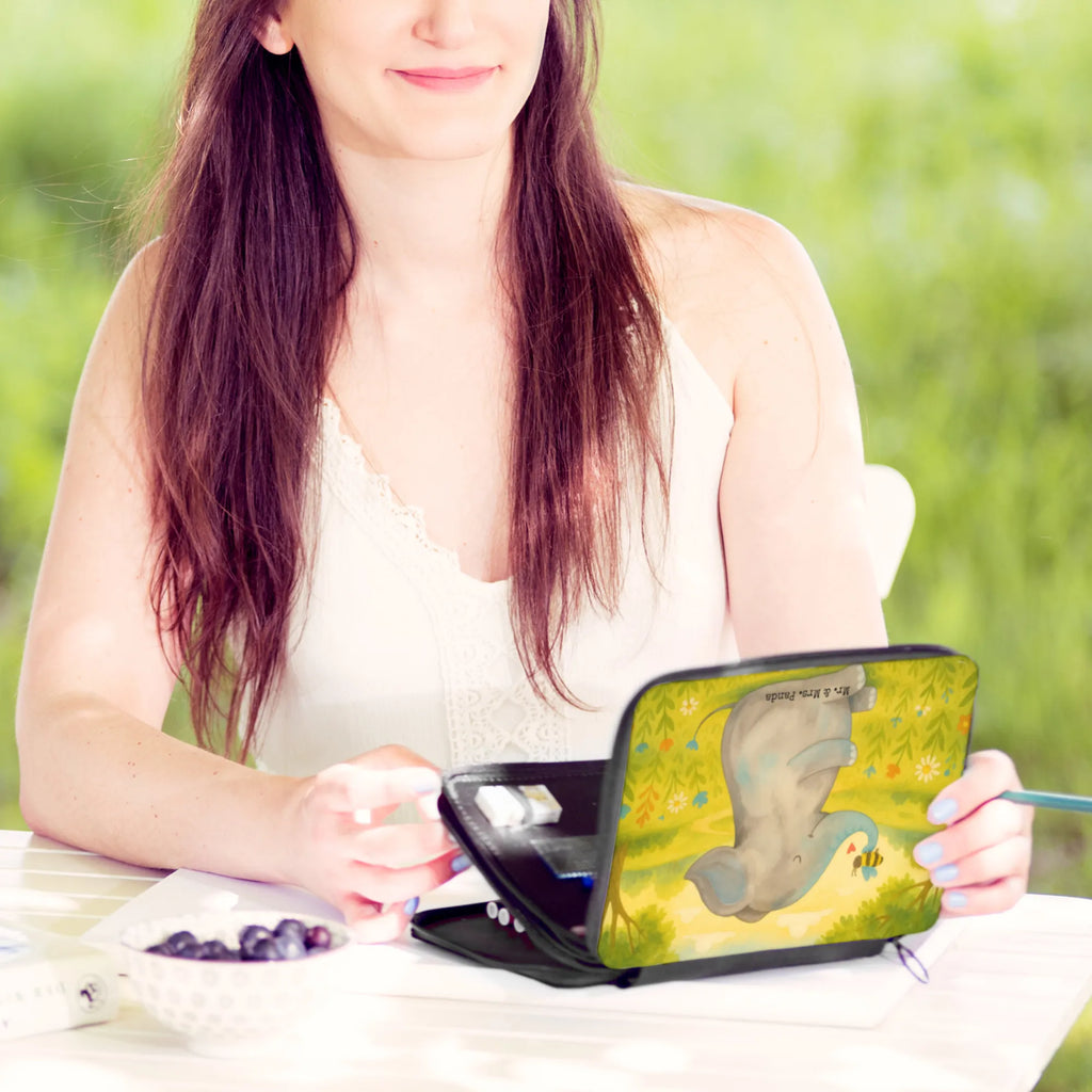 Leather folder elephant bee Design Federmappe, Stiftetasche, Stifte Etui, Schule, Einschulung, Geschenk, Kind, Schüler, Schülerin, Stifterolle, Federmäppchen, Motiv, Grundschule, Federmäppchen bedruckt, Büro Stifte Etui, Bestückte Federmappe, Kinder Federmappe, Federmappe Einschulung, Tiermotive, Gute Laune, lustige Sprüche, Tiere, Elefant, Biene, Liebe, Liebesbeweis, Jahrestag, Liebesgeschenk, Heiratsantrag, Hochzeitsgeschenk, Liebesspruch