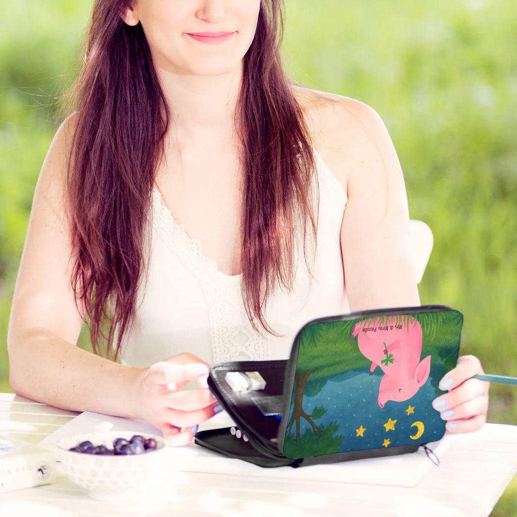 Leather folder Pig Luck Design Büro Stifte Etui, Einschulung, Schülerin, Stifterolle, Stifte Etui, Kinder Federmappe, Motiv, Federmäppchen bedruckt, Schule, Grundschule, Stiftetasche, Kind, Federmäppchen, Schüler, Federmappe, Geschenk, Federmappe Einschulung, Bestückte Federmappe, Tiermotive, Gute Laune, lustige Sprüche, Tiere, Sernchen, Ziele, Schwein, Sterne, Träume, Glücksschwein. Glück, Schweinchen, Glücksbringer, Motivation