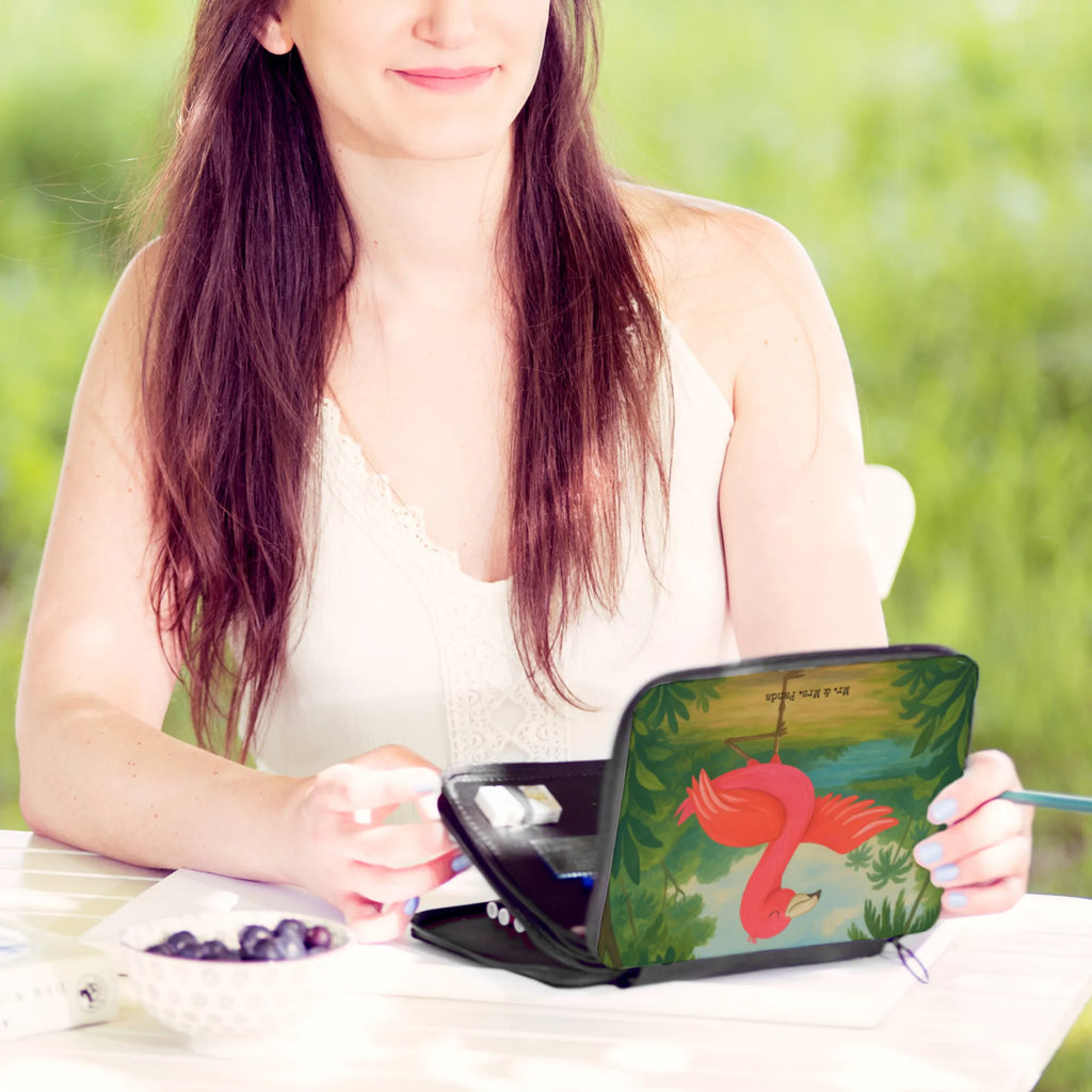 Leather folder flamingo yoga Design Federmäppchen bedruckt, Federmappe Einschulung, Grundschule, Schüler, Bestückte Federmappe, Federmäppchen, Geschenk, Einschulung, Stifterolle, Kind, Motiv, Kinder Federmappe, Schule, Stifte Etui, Federmappe, Büro Stifte Etui, Stiftetasche, Schülerin, Flamingo, Yoga, Tiefenentspannung, Namaste, Entspannung, Yoga-Übung, Vogel, Aufregen, Ärger, Achtsamkeit