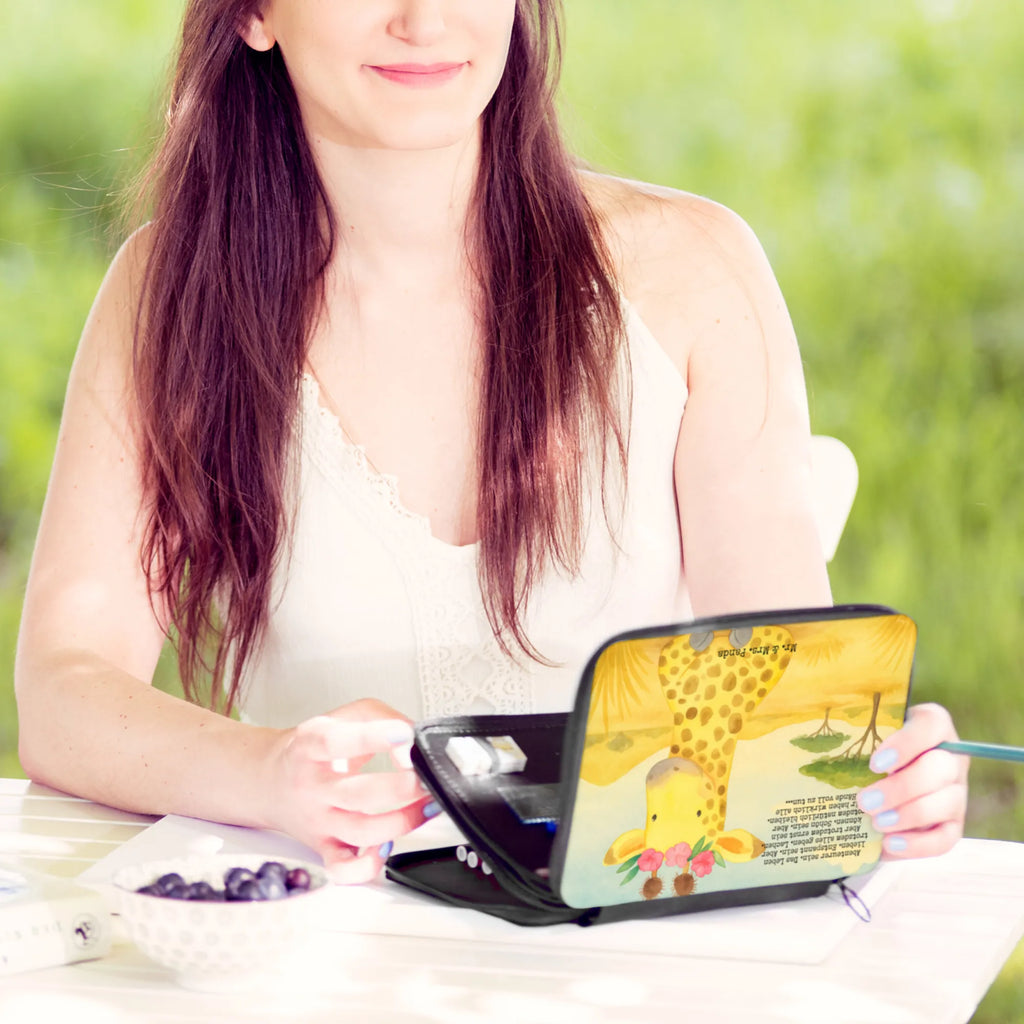 Leather folder giraffe flower wreath Design Federmappe, Stiftetasche, Stifte Etui, Schule, Einschulung, Geschenk, Kind, Schüler, Schülerin, Stifterolle, Federmäppchen, Motiv, Grundschule, Federmäppchen bedruckt, Büro Stifte Etui, Bestückte Federmappe, Kinder Federmappe, Federmappe Einschulung, Afrika, Wildtiere, Giraffe, Blumenkranz, Abenteurer, Selbstliebe, Freundin