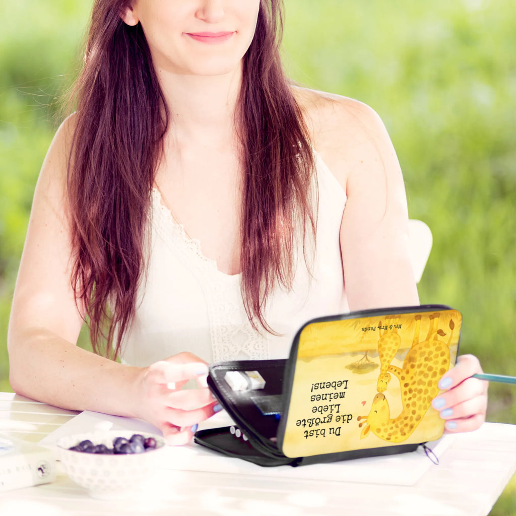 Leather folder giraffe child Design Federmappe, Stiftetasche, Stifte Etui, Schule, Einschulung, Geschenk, Kind, Schüler, Schülerin, Stifterolle, Federmäppchen, Motiv, Grundschule, Federmäppchen bedruckt, Büro Stifte Etui, Bestückte Federmappe, Kinder Federmappe, Federmappe Einschulung, Afrika, Wildtiere, Giraffe, Mutter, Mama, Tochter, Sohn, Lieblingsmensch