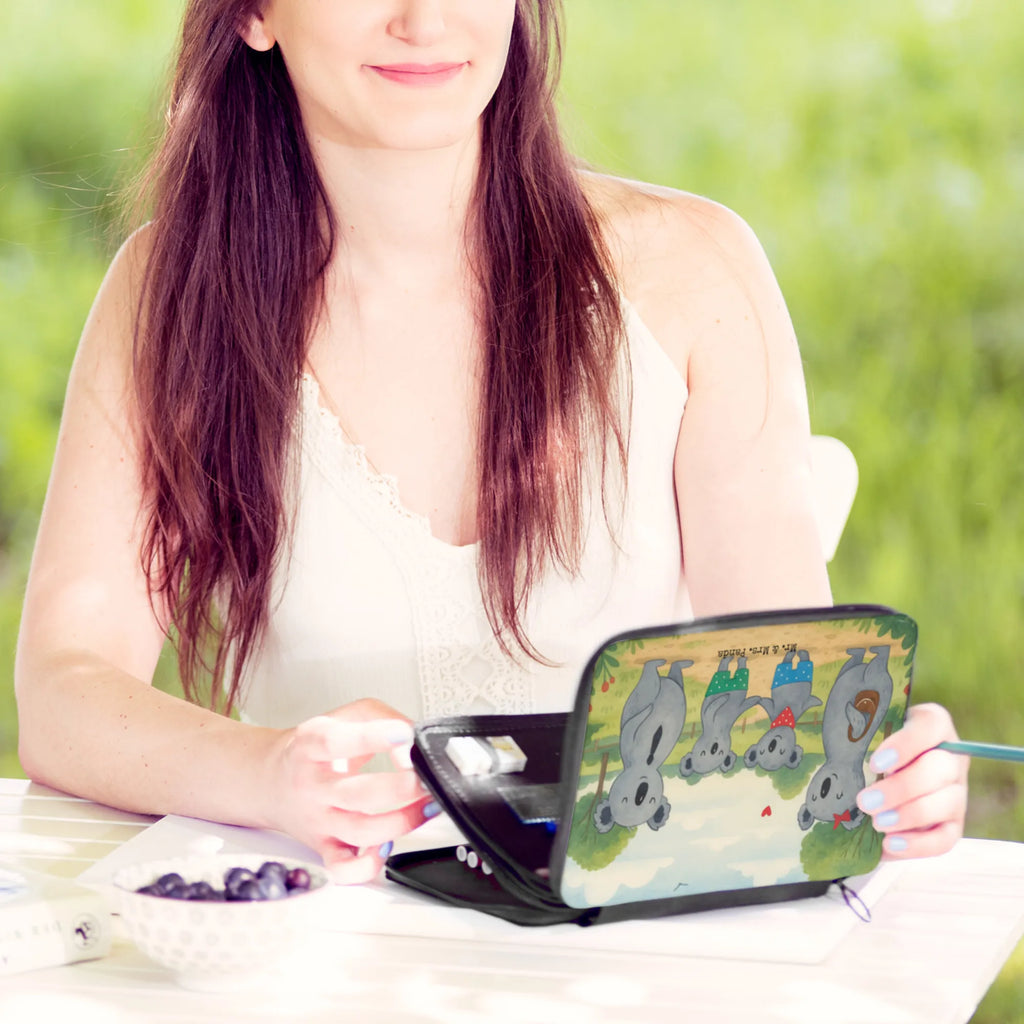 Leather folder Koala family with two kids Design Motiv, Einschulung, Federmäppchen bedruckt, Büro Stifte Etui, Federmappe Einschulung, Stifte Etui, Grundschule, Federmappe, Schülerin, Federmäppchen, Kinder Federmappe, Schule, Stiftetasche, Bestückte Federmappe, Geschenk, Kind, Schüler, Stifterolle, Familie, Vatertag, Muttertag, Bruder, Schwester, Mama, Papa, Oma, Opa, Koalafamilie, Familienleben, Koala, Lieblingsfamilie, Koalabär, beste Familie, Familienzeit