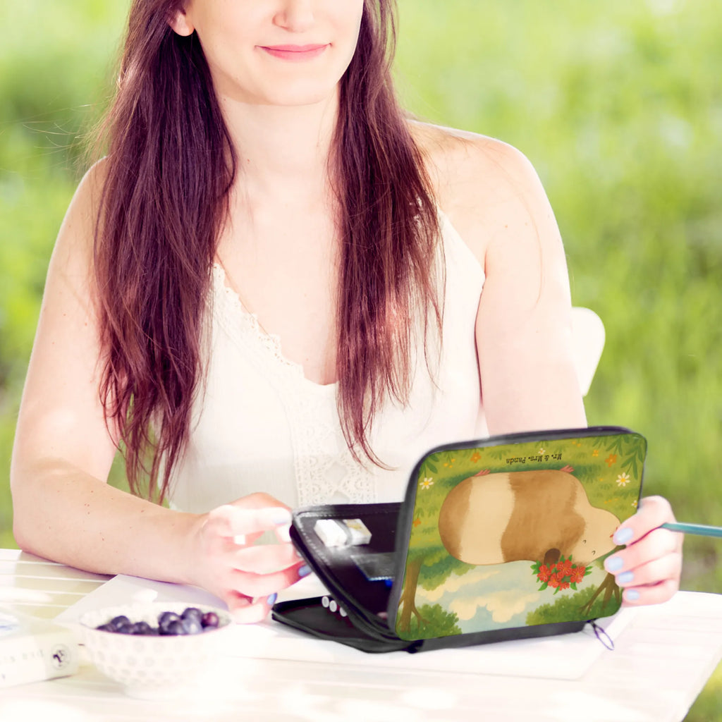 Federmappe Meerschweinchen Weisheit Design Bestückte Federmappe, Stifterolle, Kind, Einschulung, Federmappe, Schüler, Motiv, Schule, Stiftetasche, Schülerin, Stifte Etui, Geschenk, Grundschule, Büro Stifte Etui, Federmappe Einschulung, Kinder Federmappe, Federmäppchen bedruckt, Federmäppchen, Tiermotive, Gute Laune, lustige Sprüche, Tiere, Meeries, Wunder, Meerschweinchen, Meerie, Wunderland, Weisheit, Blumenkind, Motivation, Spruch, Realität