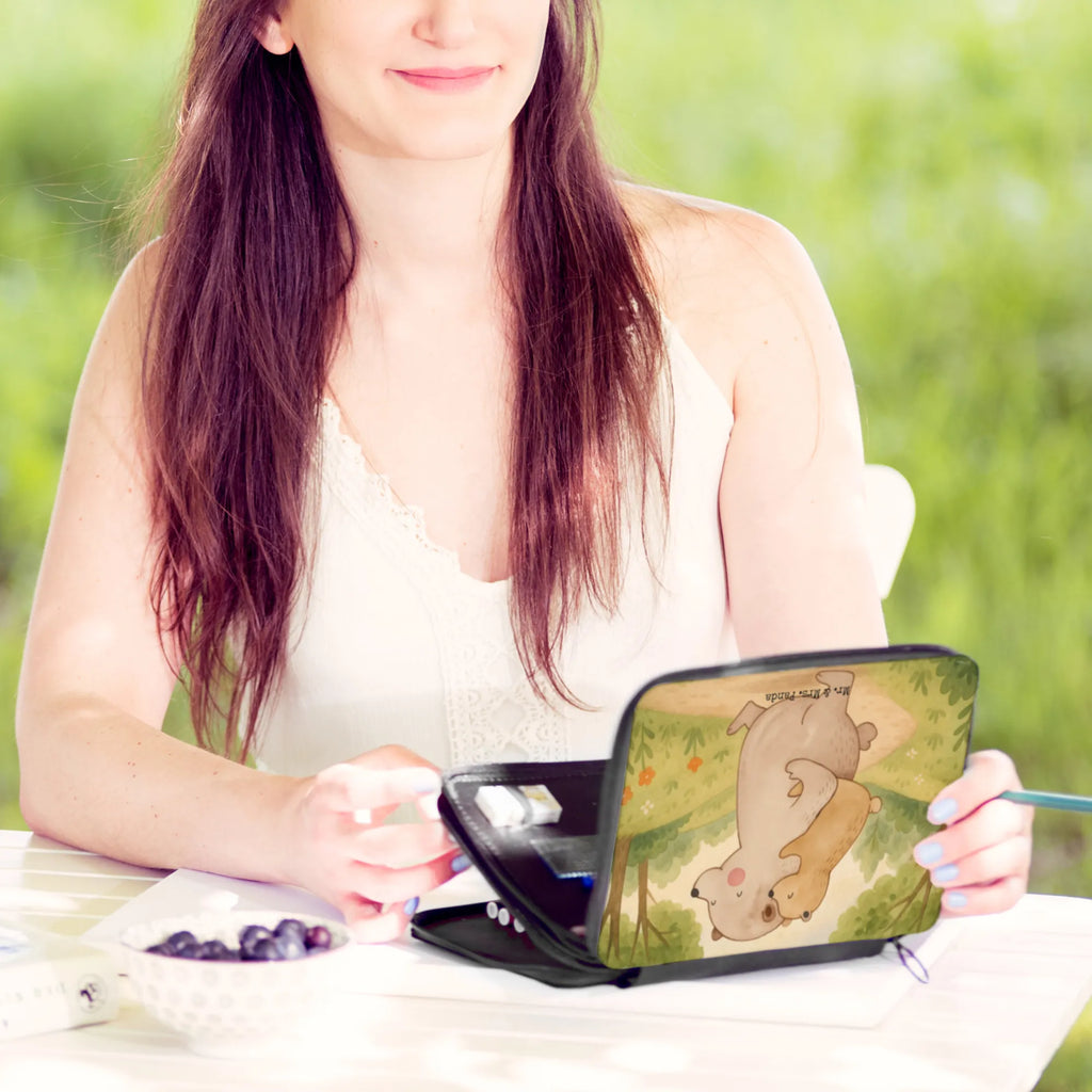 Leather folder Papa Bear Design Kinder Federmappe, Schüler, Schülerin, Federmappe Einschulung, Bestückte Federmappe, Kind, Stifterolle, Stiftetasche, Einschulung, Stifte Etui, Schule, Grundschule, Geschenk, Motiv, Büro Stifte Etui, Federmäppchen bedruckt, Federmäppchen, Federmappe, Familie, Vatertag, Muttertag, Bruder, Schwester, Mama, Papa, Oma, Opa, Geburtstag, Vater, Onkel, Vati, Papi