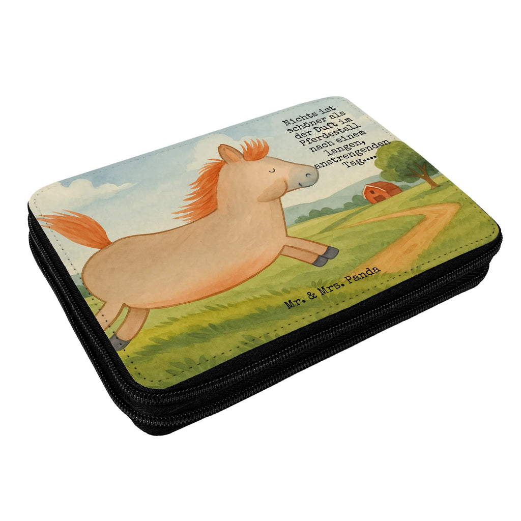 Federmappe Pferd Springen Design Federmappe, Stiftetasche, Stifte Etui, Schule, Einschulung, Geschenk, Kind, Schüler, Schülerin, Stifterolle, Federmäppchen, Motiv, Grundschule, Federmäppchen bedruckt, Büro Stifte Etui, Bestückte Federmappe, Kinder Federmappe, Federmappe Einschulung, Bauernhof, Hoftiere, Landwirt, Landwirtin, Pferd, Pony, Pferde, Stall, Pferdestall, ausreiten, reiten, Pferdebesitzer