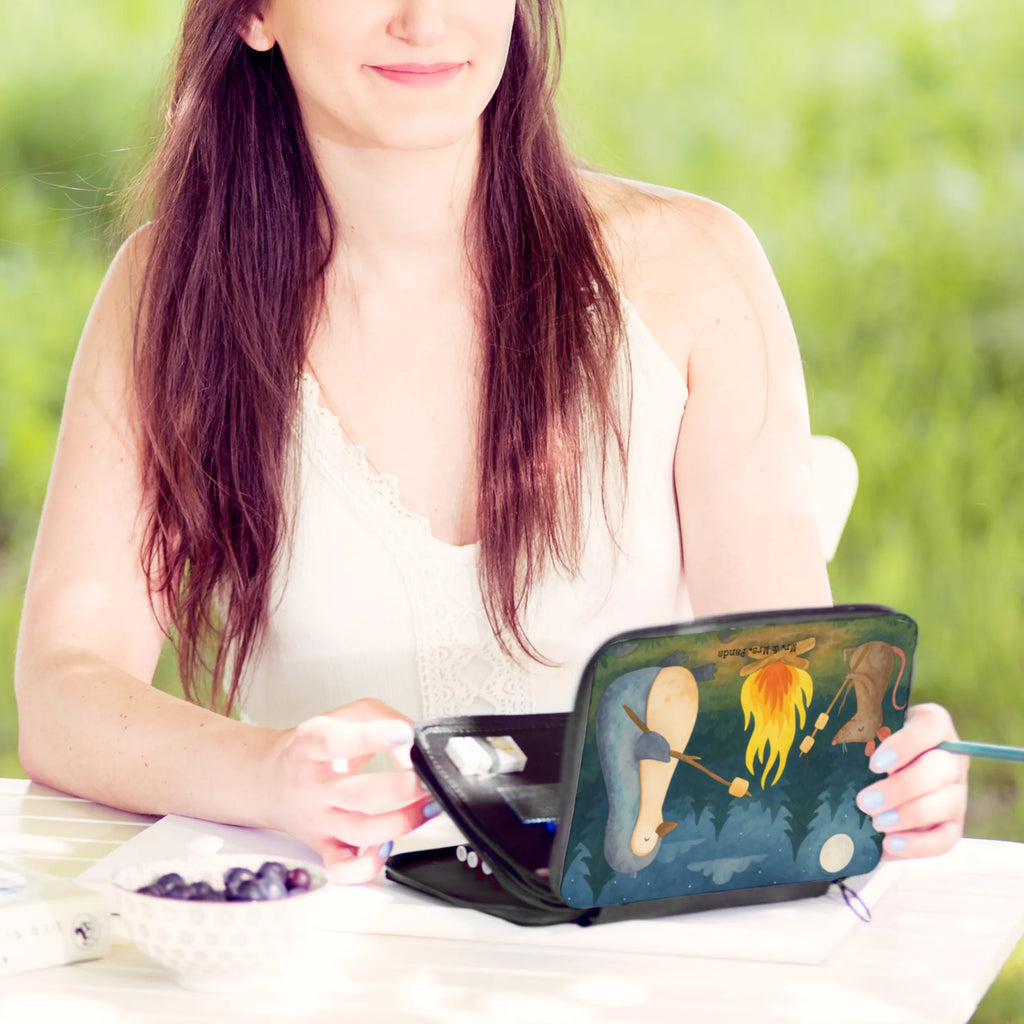 Leather folder Penguin campfire Design Federmappe, Stiftetasche, Stifte Etui, Schule, Einschulung, Geschenk, Kind, Schüler, Schülerin, Stifterolle, Federmäppchen, Motiv, Grundschule, Federmäppchen bedruckt, Büro Stifte Etui, Bestückte Federmappe, Kinder Federmappe, Federmappe Einschulung, Pinguin, Maus, Pinguine, Lagerfeuer, Leben, Arbeit, Job, Motivation, Büro, Büroalltag, Lebensspruch, Lebensmotivation, Neustart, Liebe, grillen, Feuer, Marshmallows