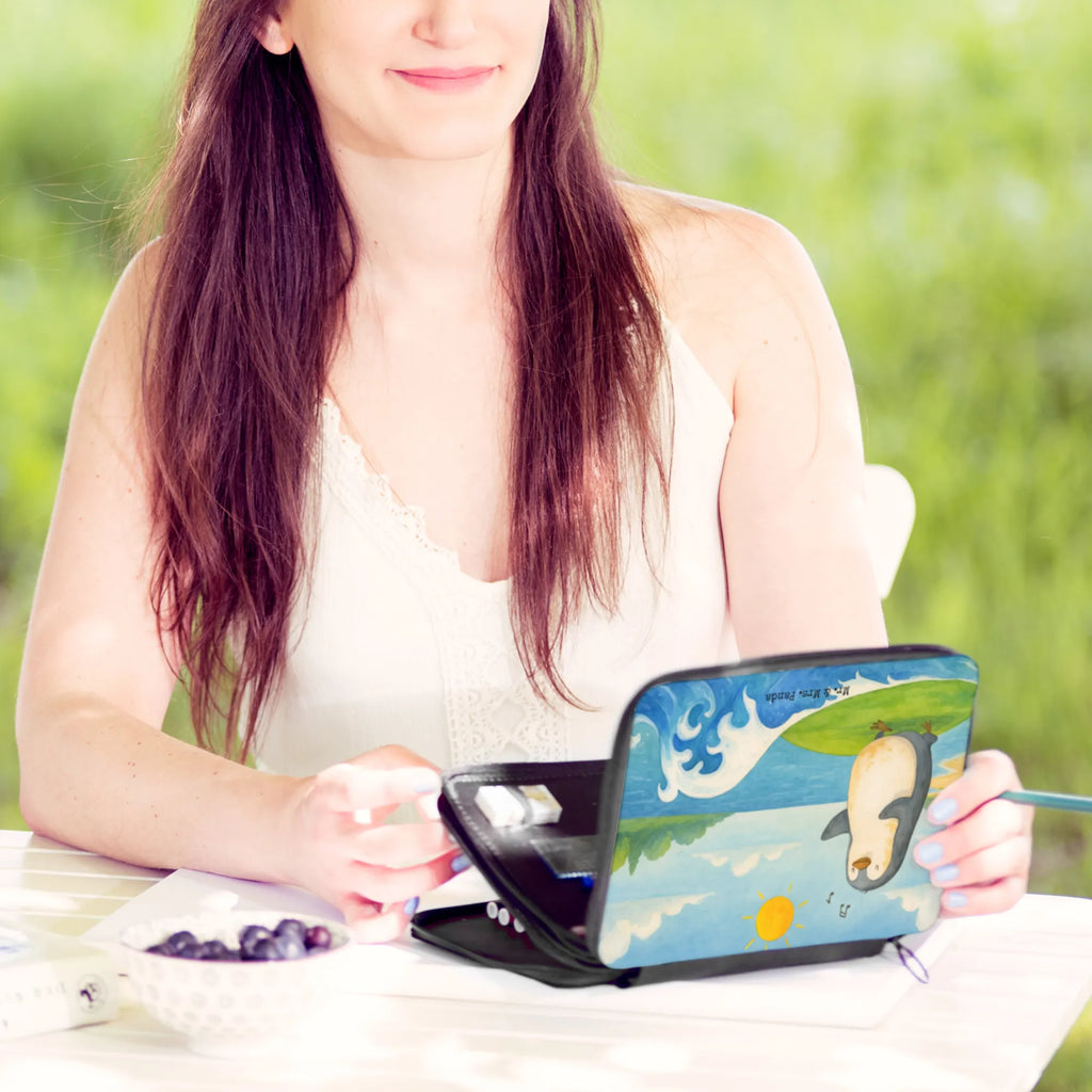 Leather folder Penguin surfer Design Federmappe, Stiftetasche, Stifte Etui, Schule, Einschulung, Geschenk, Kind, Schüler, Schülerin, Stifterolle, Federmäppchen, Motiv, Grundschule, Federmäppchen bedruckt, Büro Stifte Etui, Bestückte Federmappe, Kinder Federmappe, Federmappe Einschulung, Pinguin, Pinguine, surfen, Surfer, Hawaii, Urlaub, Wellen, Wellen reiten, Portugal