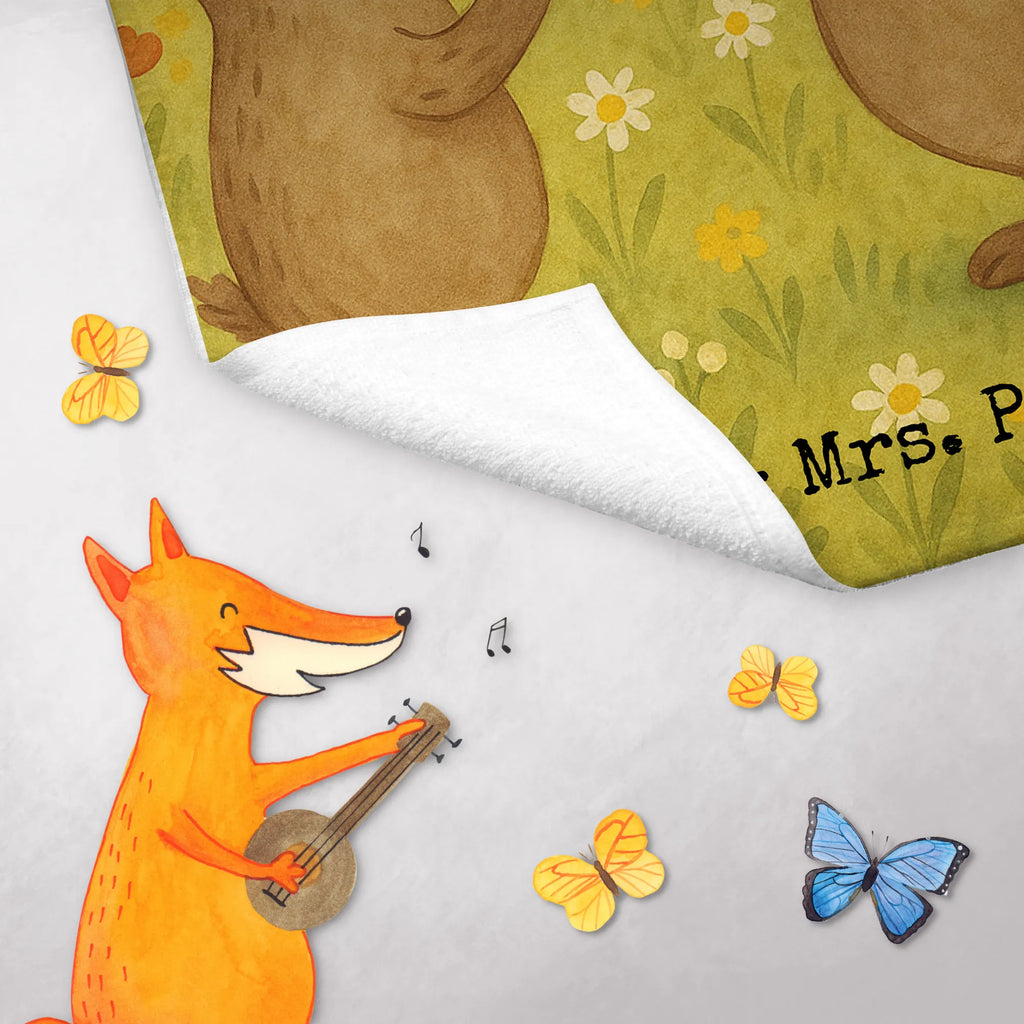 Personalisiertes Gästehandtuch Bären mit Hut Design Gästehandtuch Bunt Personalisiert, Gästehandtuch Bio Baumwolle Mit Text, Gästehandtuch Pflegeleicht Mit Gravur, Gästehandtuch Modern Mit Namen, Gästehandtuch 30x50 Mit Name, Gästehandtuch Weiß Mit Namen, Gästehandtuch Mit Muster Und Name, Gästehandtuch Saugfähig Mit Wunschtext, Gästehandtuch Baumwolle Mit Namen, Gästehandtuch Weich Mit Namen, Gästehandtuch Klassisch Mit Wunschtext, Handtuch Gästeformat Mit Gravur, Gästehandtuch Badezimmer Personalisiert, Handtuch Für Gäste-WC Mit Name, Gästehandtuch Grau Mit Wunschtext, Gästehandtuch Ökologisch Mit Namen, Gästehandtuch Schnell Trocknend Mit Wunschtext, Gästehandtuch Schwarz Mit Namen, Handtuch Klein Mit Namen, Gästehandtuch Set Personalisiert, Gästehandtücher Mit Wunschtext, Gästehandtuch Hochwertig Personalisiert, Gästehandtuch Strapazierfähig Mit Text, Gäste-Tuch Mit Wunschtext, Gästehandtuch Mit Namen, Handtuch Für Gäste Mit Name, Gästehandtuch Mit Bordüre Und Wunschtext, Gästehandtuch Waschbar Mit Name, Gästehandtuch Beige Mit Gravur, Gästehandtuch Für Hotels Mit Gravur, Gästehandtuch Bad Mit Wunschtext, Kleines Handtuch Personalisiert, Personalisiertes Gästehandtuch, Handtuch Für Toilette Personalisiert, Handtuch Gästezimmer Mit Namen, Gästehandtuch Nachhaltig Personalisiert, Waschhandtuch Mit Wunschtext, Familie, Vatertag, Muttertag, Bruder, Schwester, Mama, Papa, Oma, Opa, Sohn, Vater-Sohn, Kind, Daddy, Paps, Kinder, Bären, Dad, Lieblingsmensch, Söhne, Vater, Bär, Vorbild, Papi, Family