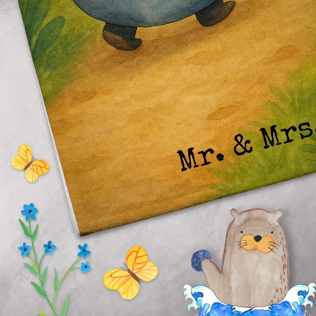 Personalisiertes Gästehandtuch Pinguin & Maus Wanderer Design Gästehandtuch Bunt Personalisiert, Gästehandtuch Nachhaltig Personalisiert, Gästehandtuch Waschbar Mit Name, Gästehandtuch Badezimmer Personalisiert, Personalisiertes Gästehandtuch, Gäste-Tuch Mit Wunschtext, Handtuch Klein Mit Namen, Gästehandtuch Baumwolle Mit Namen, Handtuch Für Gäste Mit Name, Gästehandtuch Set Personalisiert, Gästehandtuch Strapazierfähig Mit Text, Gästehandtuch Mit Namen, Gästehandtuch Weich Mit Namen, Gästehandtuch Mit Bordüre Und Wunschtext, Gästehandtuch Weiß Mit Namen, Gästehandtuch Bio Baumwolle Mit Text, Gästehandtuch Mit Muster Und Name, Waschhandtuch Mit Wunschtext, Gästehandtuch Pflegeleicht Mit Gravur, Gästehandtuch Schnell Trocknend Mit Wunschtext, Gästehandtuch Bad Mit Wunschtext, Gästehandtuch Grau Mit Wunschtext, Gästehandtuch Saugfähig Mit Wunschtext, Handtuch Für Gäste-WC Mit Name, Gästehandtuch Ökologisch Mit Namen, Handtuch Für Toilette Personalisiert, Gästehandtücher Mit Wunschtext, Handtuch Gästeformat Mit Gravur, Gästehandtuch Beige Mit Gravur, Gästehandtuch Für Hotels Mit Gravur, Gästehandtuch Schwarz Mit Namen, Kleines Handtuch Personalisiert, Gästehandtuch Hochwertig Personalisiert, Gästehandtuch Klassisch Mit Wunschtext, Gästehandtuch Modern Mit Namen, Handtuch Gästezimmer Mit Namen, Gästehandtuch 30x50 Mit Name, Pinguin, wandern, Pinguine, Wanderlust, Roadtrip, Ausflug, Abenteurer, Abenteuer