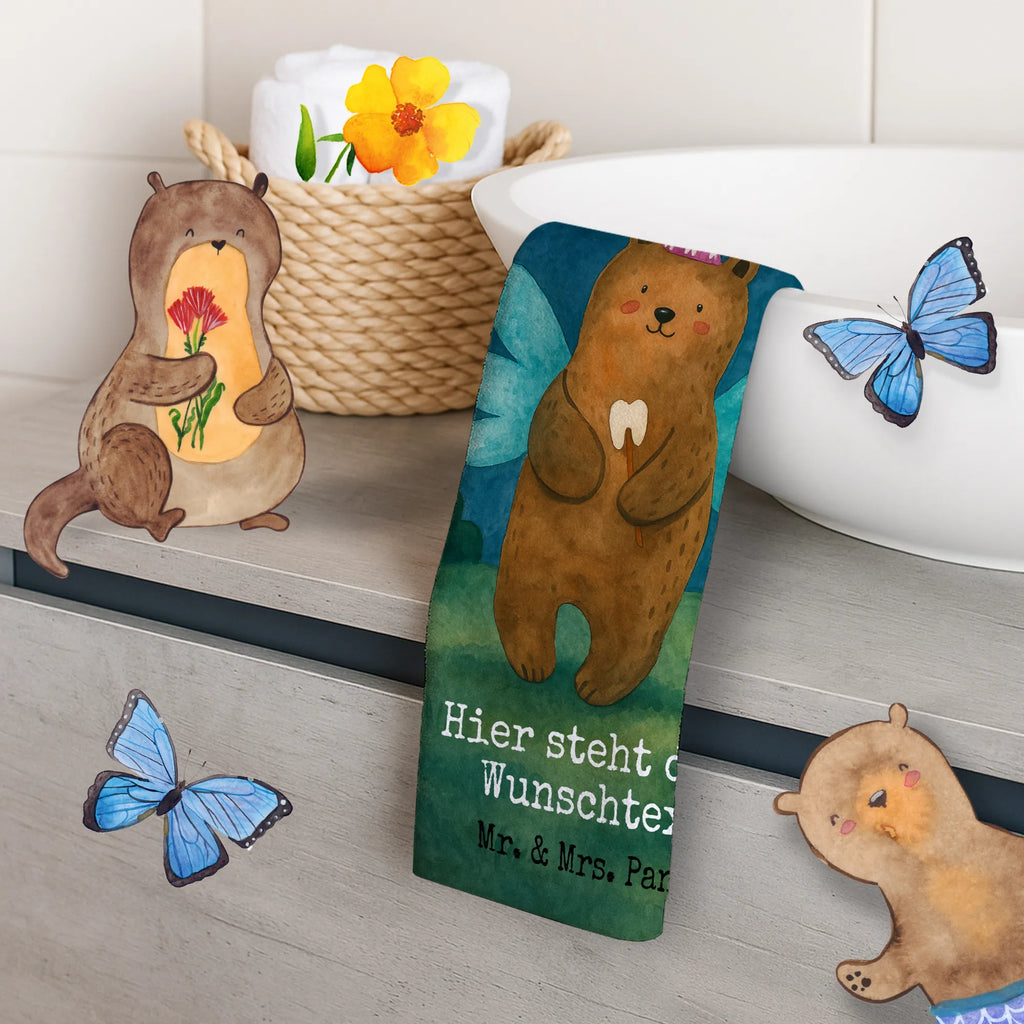 Personalisiertes Gästehandtuch Bär Zahnfee Design Gästehandtuch Baumwolle Mit Namen, Handtuch Klein Mit Namen, Gäste-Tuch Mit Wunschtext, Handtuch Gästezimmer Mit Namen, Handtuch Gästeformat Mit Gravur, Gästehandtuch Bunt Personalisiert, Gästehandtuch Bio Baumwolle Mit Text, Gästehandtuch Ökologisch Mit Namen, Gästehandtuch Nachhaltig Personalisiert, Gästehandtuch Mit Namen, Gästehandtuch Bad Mit Wunschtext, Gästehandtuch Schwarz Mit Namen, Gästehandtuch Schnell Trocknend Mit Wunschtext, Gästehandtuch Set Personalisiert, Personalisiertes Gästehandtuch, Kleines Handtuch Personalisiert, Gästehandtuch Für Hotels Mit Gravur, Gästehandtuch Mit Bordüre Und Wunschtext, Gästehandtuch Weich Mit Namen, Gästehandtücher Mit Wunschtext, Gästehandtuch Beige Mit Gravur, Handtuch Für Toilette Personalisiert, Gästehandtuch Strapazierfähig Mit Text, Gästehandtuch Saugfähig Mit Wunschtext, Gästehandtuch Klassisch Mit Wunschtext, Gästehandtuch Weiß Mit Namen, Gästehandtuch Waschbar Mit Name, Handtuch Für Gäste Mit Name, Gästehandtuch Badezimmer Personalisiert, Gästehandtuch 30x50 Mit Name, Gästehandtuch Grau Mit Wunschtext, Gästehandtuch Hochwertig Personalisiert, Gästehandtuch Pflegeleicht Mit Gravur, Handtuch Für Gäste-WC Mit Name, Gästehandtuch Modern Mit Namen, Waschhandtuch Mit Wunschtext, Gästehandtuch Mit Muster Und Name, Bär, Teddy, Teddybär, Milchzahn, Fee, Zahnfee, Erster Zahn