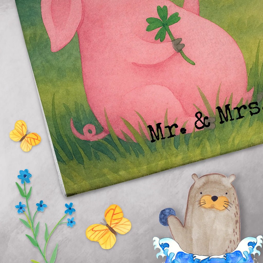 Personalisiertes Gästehandtuch Schwein Glück Design Gästehandtuch Waschbar Mit Name, Gästehandtuch 30x50 Mit Name, Gästehandtuch Set Personalisiert, Gästehandtuch Bunt Personalisiert, Gästehandtuch Saugfähig Mit Wunschtext, Handtuch Klein Mit Namen, Gästehandtuch Modern Mit Namen, Gästehandtuch Schnell Trocknend Mit Wunschtext, Waschhandtuch Mit Wunschtext, Kleines Handtuch Personalisiert, Gästehandtuch Weiß Mit Namen, Handtuch Für Gäste-WC Mit Name, Gästehandtuch Weich Mit Namen, Gästehandtuch Pflegeleicht Mit Gravur, Gästehandtuch Schwarz Mit Namen, Handtuch Für Toilette Personalisiert, Gästehandtuch Mit Bordüre Und Wunschtext, Gästehandtuch Grau Mit Wunschtext, Gästehandtuch Bad Mit Wunschtext, Handtuch Gästeformat Mit Gravur, Handtuch Gästezimmer Mit Namen, Handtuch Für Gäste Mit Name, Gästehandtuch Für Hotels Mit Gravur, Gästehandtuch Hochwertig Personalisiert, Gästehandtuch Badezimmer Personalisiert, Gäste-Tuch Mit Wunschtext, Gästehandtuch Baumwolle Mit Namen, Personalisiertes Gästehandtuch, Gästehandtuch Mit Muster Und Name, Gästehandtuch Bio Baumwolle Mit Text, Gästehandtücher Mit Wunschtext, Gästehandtuch Klassisch Mit Wunschtext, Gästehandtuch Nachhaltig Personalisiert, Gästehandtuch Beige Mit Gravur, Gästehandtuch Strapazierfähig Mit Text, Gästehandtuch Ökologisch Mit Namen, Gästehandtuch Mit Namen, Tiermotive, Gute Laune, lustige Sprüche, Tiere, Schweinchen, Schwein, Ziele, Sterne, Motivation, Träume, Sernchen, Glücksbringer, Glücksschwein. Glück