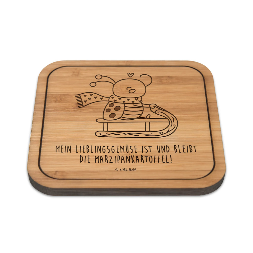 Untersetzer quadratisch Smörle Rodeln nachhhaltig Unterstzer, Dekorativer Untersetzer Quadratisch, Untersetzer Für Esstisch, Untersetzer Aus Holz Quadratisch, Untersetzer 4er Set, Unterlage Für Tassen, Moderner Tischuntersetzer, Tassenunterlage, Tassen Schutz, Schieferuntersetzer Quadratisch, Getränkeunterlage, Glasuntersetzer, Untersetzer 6er Set, Quadratischer Untersetzer, Untersetzer Für Wohnzimmer, Nachhaltiger Untersetzer, Keramikuntersetzer, Handgemachter Untersetzer, Untersetzer Aus Filz, Rutschfester Untersetzer, Design Untersetzer, Getränkeuntersetzer, Hitzebeständiger Untersetzer, Unterlage Für Becher, Untersetzer Aus Kork, Glasunterlage, Unterlage Für Gläser, Holzuntersetzer Quadratisch, Robuster Untersetzer, Bierdeckel, Klassischer Getränkeuntersetzer, Untersetzer Für Küche, Untersetzer Quadratisch, Umweltfreundlicher Untersetzer, Bambusuntersetzer Quadratisch, Kratzschutz Für Tisch, Korkuntersetzer Quadratisch, Untersetzer Geschenk, Filzuntersetzer Quadratisch, Tischschoner, Tischuntersetzer Quadratisch, Tassenuntersetzer, Gläser Schutz, Untersetzer Büro, Becheruntersetzer, Coaster Quadratisch, Winter, Weihnachten, Weihnachtsdeko, Nikolaus, Advent, Heiligabend, Wintermotiv, Smörle, Marzipan, Schlittenfahren