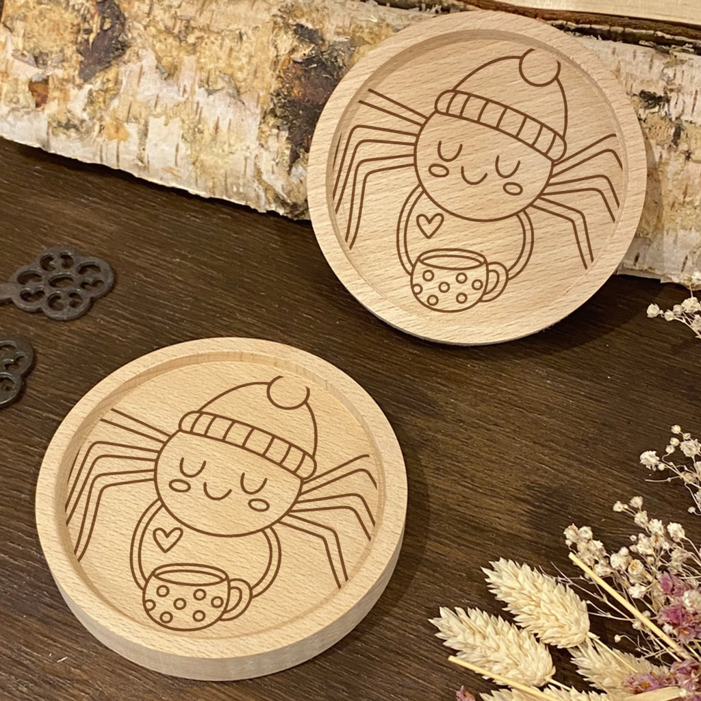 Holz Untersetzer Spinne Agathe Kaffee Holz Untersetzer, Untersetzer graviert, Untersetzer, Gravierte Untersetzer, Spinne Agathe, Spinne, Agathe, Videos, Merchandise, Morgenmuffel, Morgen, Weiser Spruch, Kaffee, Lebensweisheiten