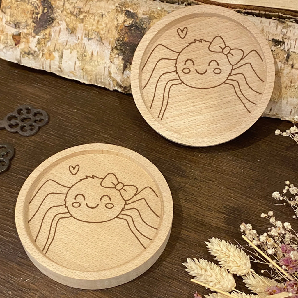 Holz Untersetzer Spinne Agathe Freude Untersetzer graviert, Untersetzer, Gravierte Untersetzer, Holz Untersetzer, Spinne Agathe, Spinne, Agathe, Videos, Merchandise, Viraler Hit, Beliebte Spinne, Trend, Viral