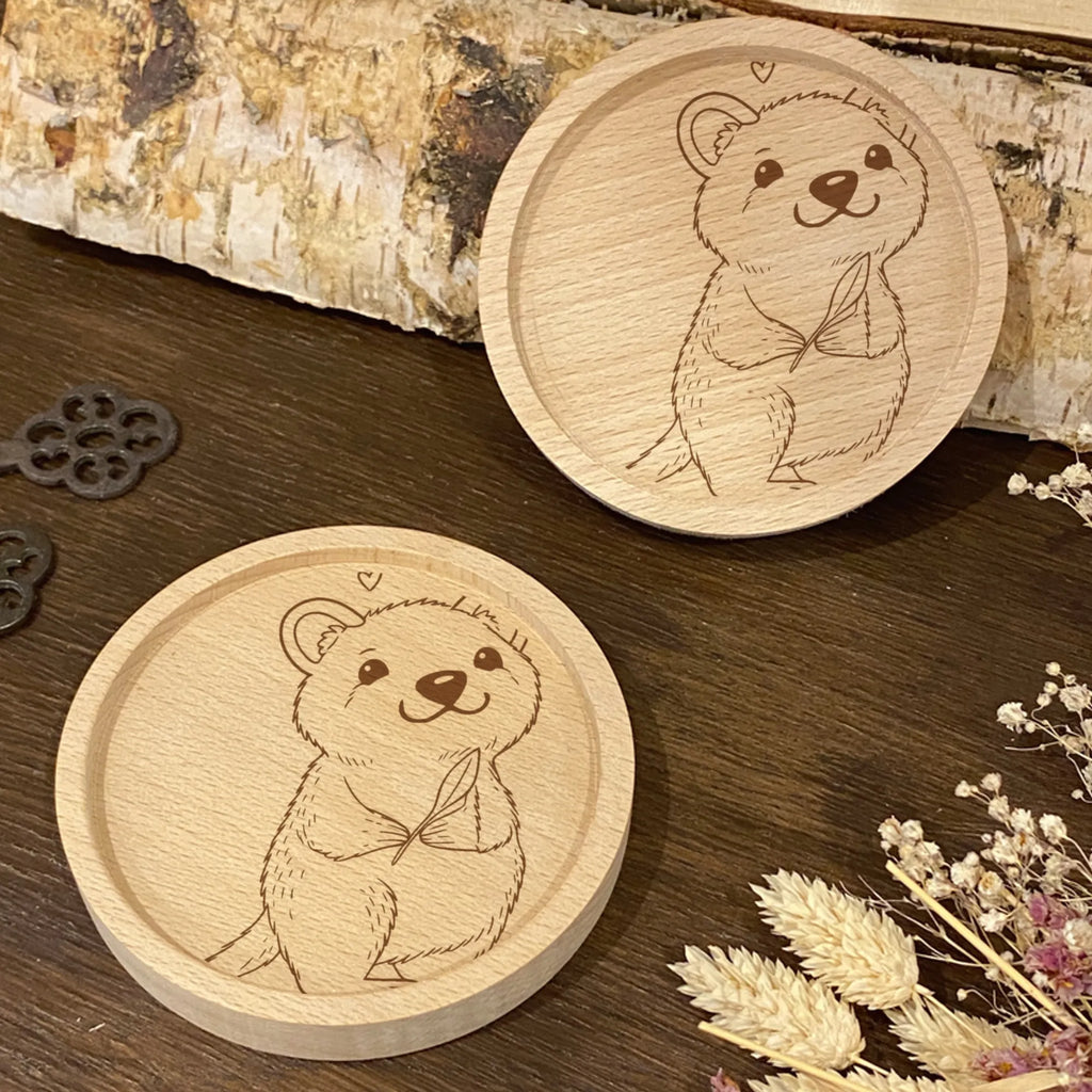 Holz Untersetzer Quokka Happy Gravierte Untersetzer, Untersetzer graviert, Holz Untersetzer, Untersetzer, Tiermotive, Gute Laune, lustige Sprüche, Tiere, Lustiger Spruch, Niedliches Tier, Dinge erledigen, Quokka, Aufschieberitis, Verschieben