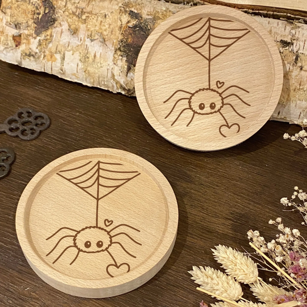 Holz Untersetzer Spinne Agathe Liebe Untersetzer graviert, Untersetzer, Gravierte Untersetzer, Holz Untersetzer, Spinne Agathe, Spinne, Agathe, Videos, Merchandise, Liebesgeschenk, Liebe, Liebesbeweis, Verliebt