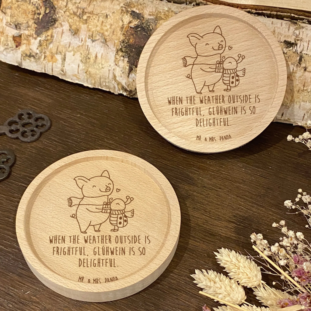 Holz Untersetzer Glühschwein Smörle Gravierte Untersetzer, Untersetzer graviert, Holz Untersetzer, Untersetzer, Winter, Weihnachten, Weihnachtsdeko, Nikolaus, Advent, Heiligabend, Wintermotiv, Romantische Geschenkidee Glühwein, Glühwein ist köstlich Spruch, Handgezeichnetes Glühschwein, Smörle der stolze Marienkäfer, Glühwein Liebhaber Geschenk, Süßer Marienkäfer gibt Geschenk, Herzliches Marienkäfer Motiv, Winterlicher Glühwein Spruch, Marienkäfer in Winterkleidung, Kreatives Glühschwein Design