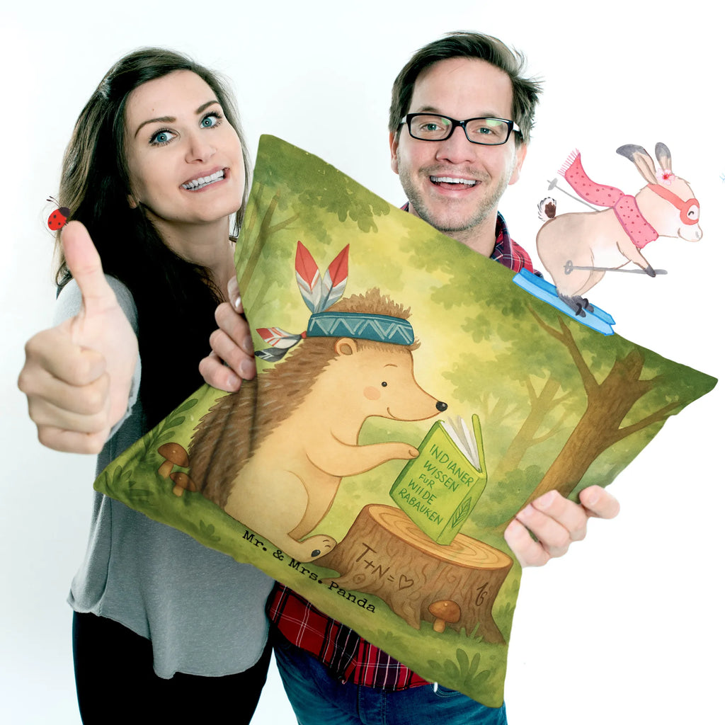 40x40 Kissen Igel Federschmuck Design Kissenhülle, Kopfkissen, Sofakissen, Dekokissen, Motivkissen, sofakissen, sitzkissen, Kissen, Kissenbezüge, Kissenbezug 40x40, Kissen 40x40, Kissenhülle 40x40, Zierkissen, Couchkissen, Dekokissen Sofa, Sofakissen 40x40, Dekokissen 40x40, Kopfkissen 40x40, Kissen 40x40 Waschbar, Waldtiere, Tiere, Igel, Indianer, Abenteuer, Lagerfeuer, Camping