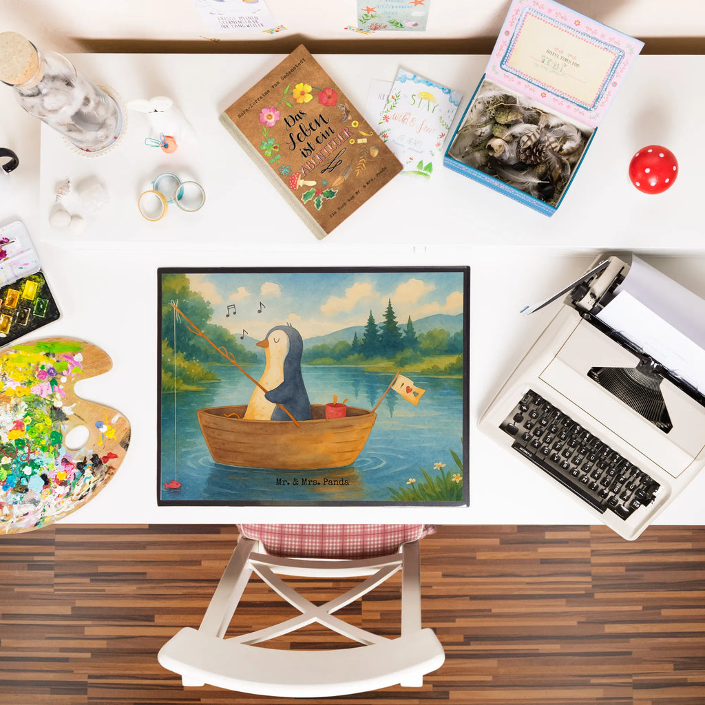 Schreibtischunterlage Pinguin Angelboot Design Schreibunterlage, Schreibtischauflage, Bürobedarf, Büroartikel, Schreibwaren, Schreibtisch Unterlagen, Schreibtischunterlage Groß, Pinguin, Pinguine, Angeln, Boot, Angelboot, Lebenslust, Leben, genießen, Motivation, Neustart, Neuanfang, Trennung, Scheidung, Geschenkidee Liebeskummer