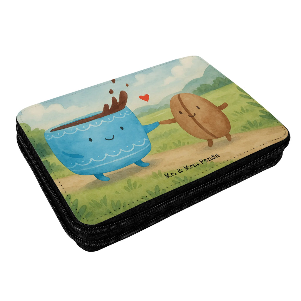 Federmappe Kaffee Bohne Design Federmappe, Stiftetasche, Stifte Etui, Schule, Einschulung, Geschenk, Kind, Schüler, Schülerin, Stifterolle, Federmäppchen, Motiv, Grundschule, Federmäppchen bedruckt, Büro Stifte Etui, Bestückte Federmappe, Kinder Federmappe, Federmappe Einschulung, Tiermotive, Gute Laune, lustige Sprüche, Tiere, Kaffee, Kaffeebohne, Genuss, Zufriedenheit, Glück