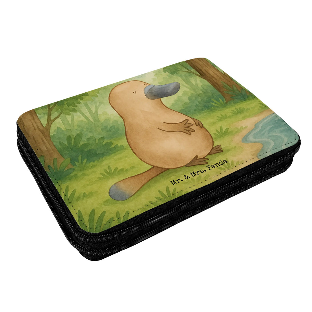 Federmappe Schnabeltier Mut Design Federmappe, Stiftetasche, Stifte Etui, Schule, Einschulung, Geschenk, Kind, Schüler, Schülerin, Stifterolle, Federmäppchen, Motiv, Grundschule, Federmäppchen bedruckt, Büro Stifte Etui, Bestückte Federmappe, Kinder Federmappe, Federmappe Einschulung, Meerestiere, Meer, Urlaub, Schnabeltier, Mut, mutig, Lebensweisheit, Schnabeltiere, Motivation, Training, Büro, Arbeit, Neuanfang, Neustart, Weltreise, Raodtrip