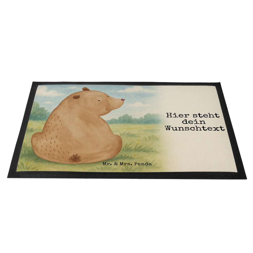 Personalisierte Fußmatte Bär Schulterblick Design Personalisierte Fußmatte, Fußmatte mit Namen, Personalisiert, Türvorleger mit Namen, Bedrucken, Haustürmatte personalisiert, Personalisieruung, Türvorleger personalisiert, Fußmatte bedrucken, Namensfussmatte, Wunschnamen, Bär, Teddy, Teddybär, Motivation, Selbstachtung, Weltansicht, Weisheit, Bären, Bärenliebe