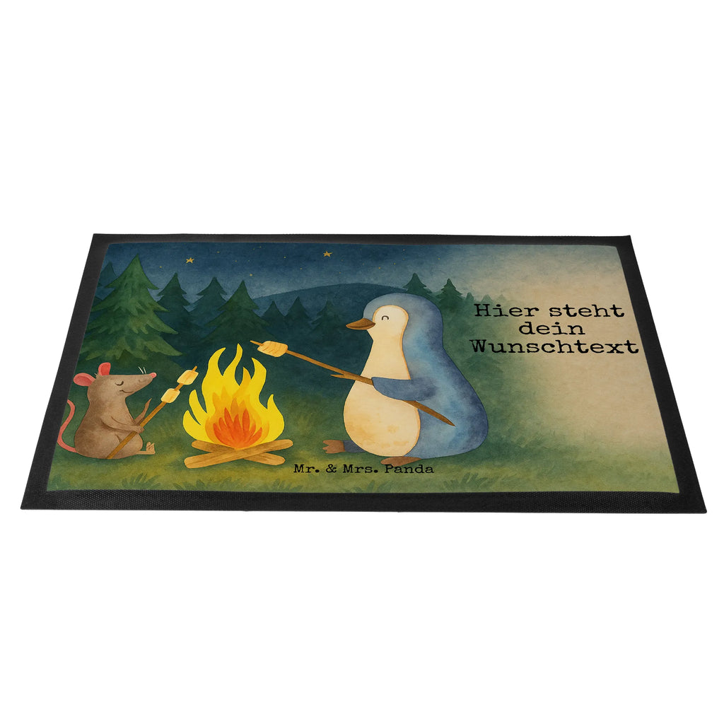 Personalisierte Fußmatte Pinguin Lagerfeuer Design Personalisierte Fußmatte, Fußmatte mit Namen, Personalisieruung, Personalisiert, Fußmatte bedrucken, Türvorleger mit Namen, Haustürmatte personalisiert, Namensfussmatte, Wunschnamen, Bedrucken, Türvorleger personalisiert, Pinguin, Maus, Pinguine, Lagerfeuer, Leben, Arbeit, Job, Motivation, Büro, Büroalltag, Lebensspruch, Lebensmotivation, Neustart, Liebe, grillen, Feuer, Marshmallows
