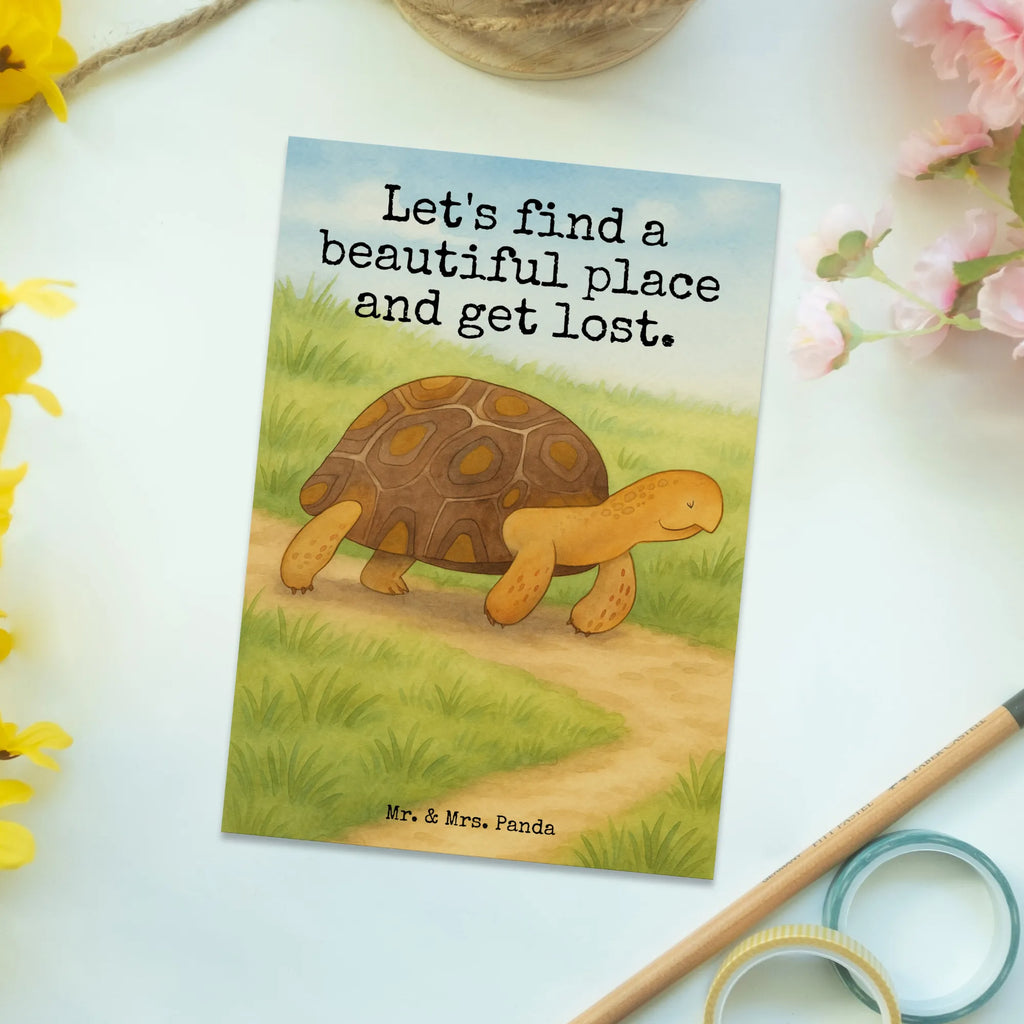 Postkarte Schildkröte Marschieren Design Postkarte, Karte, Geschenkkarte, Grußkarte, Einladung, Ansichtskarte, Geburtstagskarte, Einladungskarte, Dankeskarte, Ansichtskarten, Einladung Geburtstag, Einladungskarten Geburtstag, Meerestiere, Meer, Urlaub, Schildkröte, Schildkröten, get lost, Abenteuer, Reiselust, Inspiration, Neustart, Motivation, Lieblingsmensch