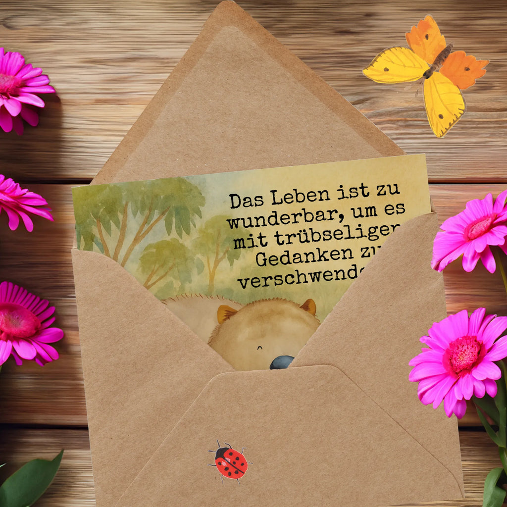 Karta Deluxe Wombat Design Karte, Grußkarte, Klappkarte, Einladungskarte, Glückwunschkarte, Hochzeitskarte, Geburtstagskarte, Hochwertige Grußkarte, Hochwertige Klappkarte, Tiermotive, Gute Laune, lustige Sprüche, Tiere, Wombat, Das Leben ist schön, Motivation, Spruch, Australien