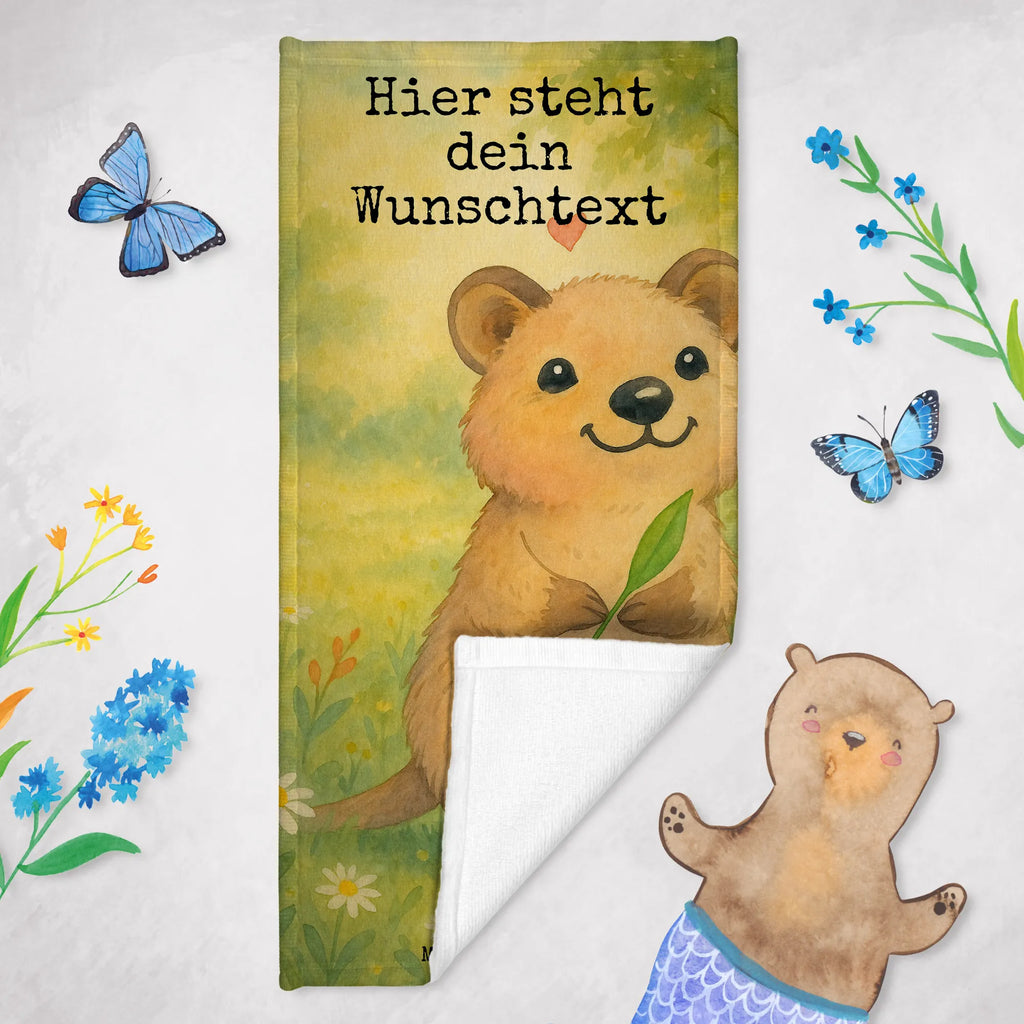 Personalized Bath Towel Quokka Happy Design Personalisiertes Handtuch, Personalisiertes Badetuch, Duschtuch mit Namen, Badetuch mit Namen, Kinder Handtuch mit Namen, Saunatuch mit Namen, Strandtuch mit Namen, Tiermotive, Gute Laune, lustige Sprüche, Tiere, Dinge erledigen, Aufschieberitis, Quokka, Niedliches Tier, Lustiger Spruch, Verschieben