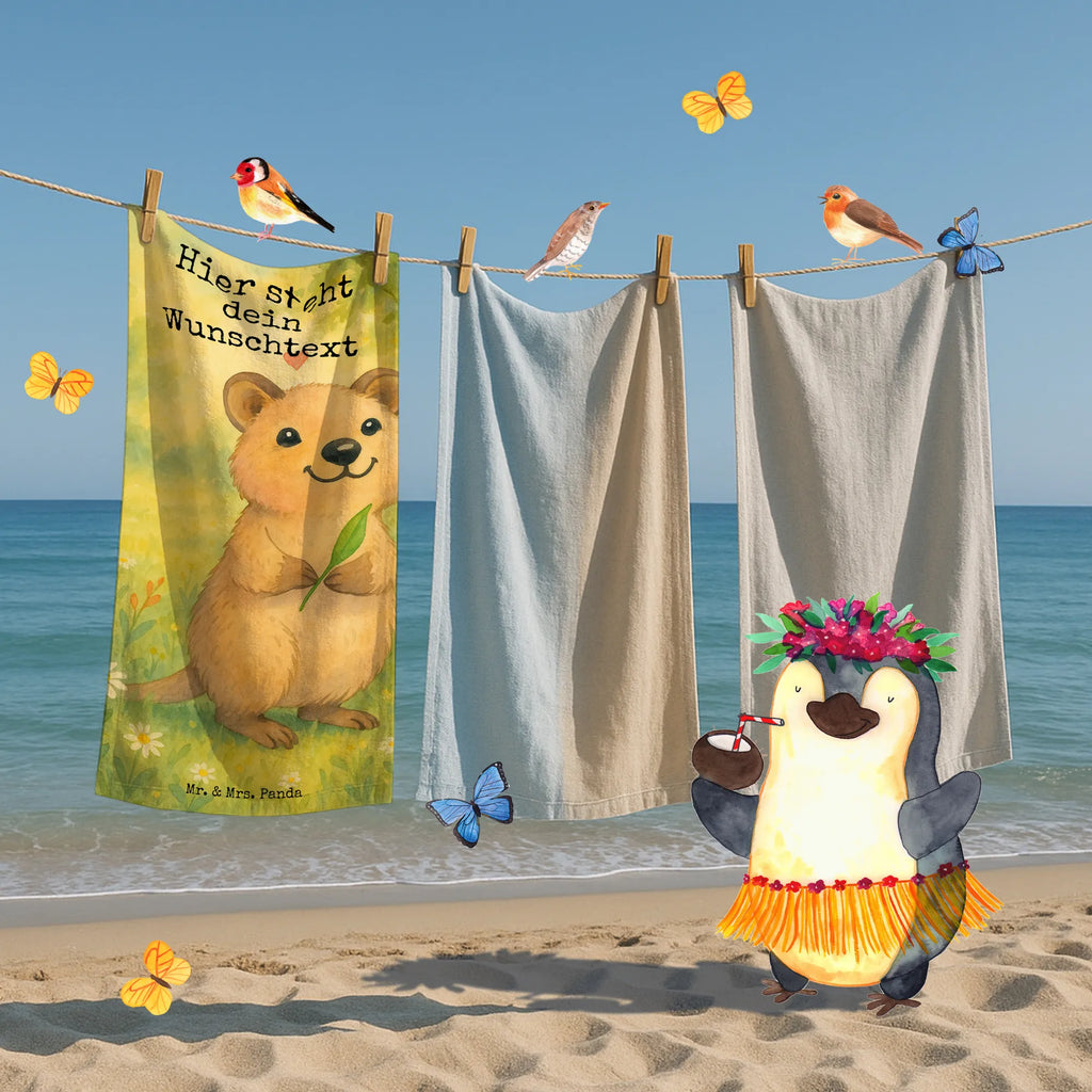 Personalized Bath Towel Quokka Happy Design Personalisiertes Handtuch, Personalisiertes Badetuch, Duschtuch mit Namen, Badetuch mit Namen, Kinder Handtuch mit Namen, Saunatuch mit Namen, Strandtuch mit Namen, Tiermotive, Gute Laune, lustige Sprüche, Tiere, Dinge erledigen, Aufschieberitis, Quokka, Niedliches Tier, Lustiger Spruch, Verschieben